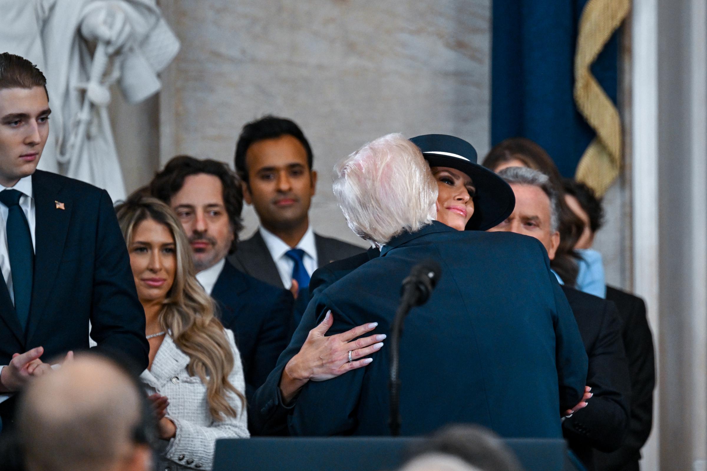 Le président Donald Trump embrasse la première dame Melania Trump après avoir prêté serment lors de son investiture dans la rotonde du Capitole des États-Unis, le 20 janvier 2025 | Source : Getty Images