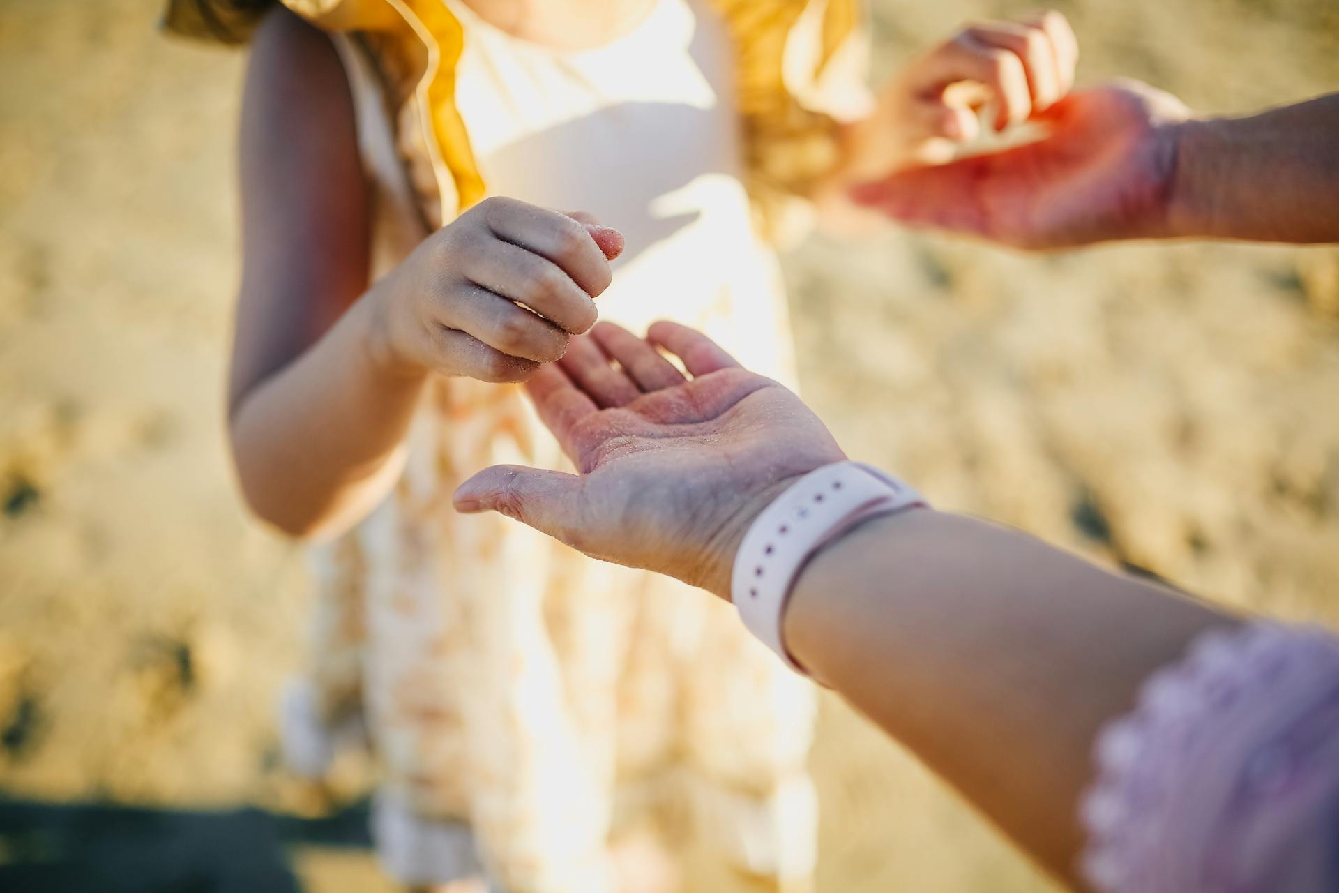 Une fille tenant les mains de ses parents | Source : Pexels