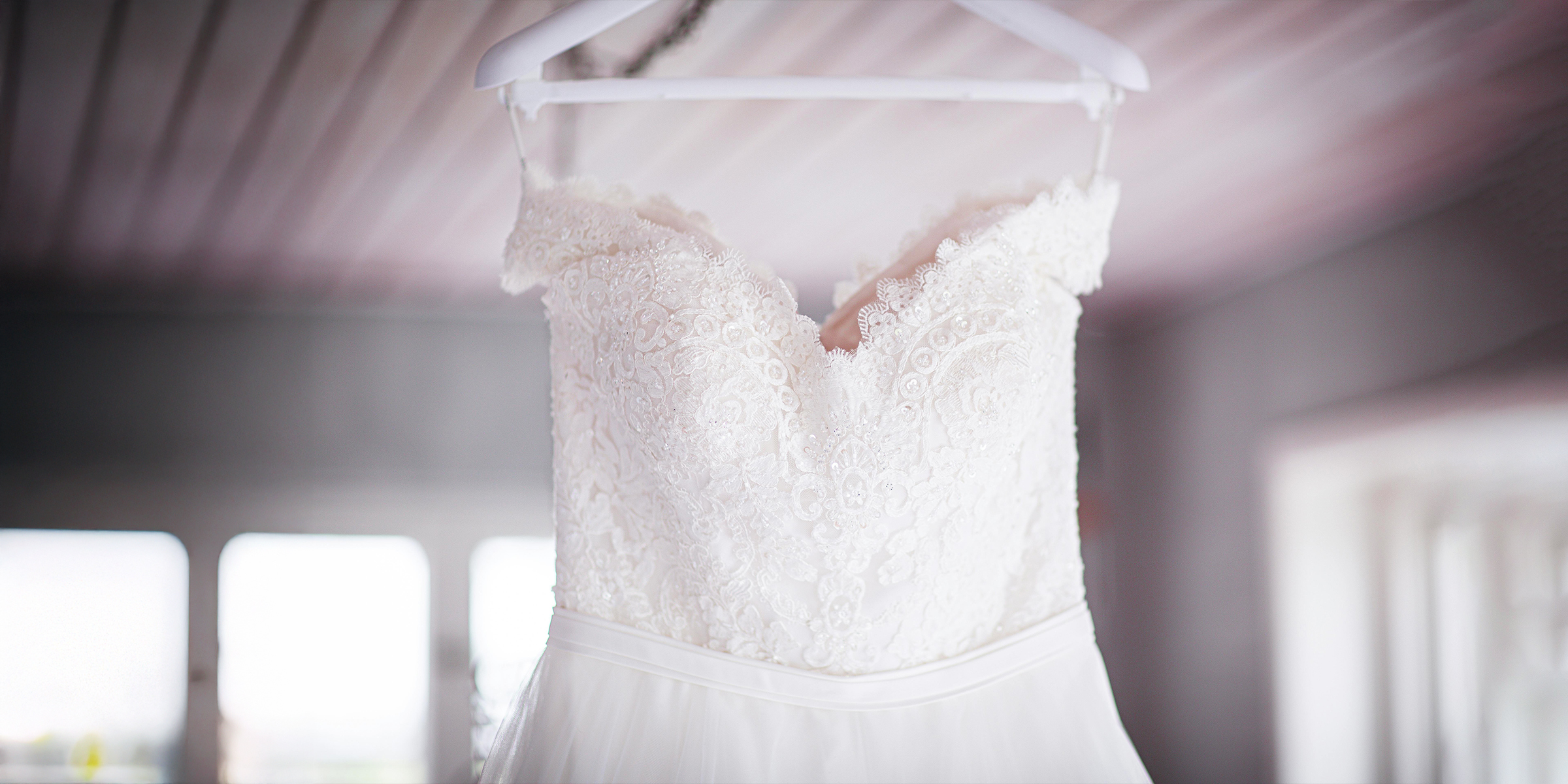 Robe de mariée accrochée au trembleur | Source : Pexels