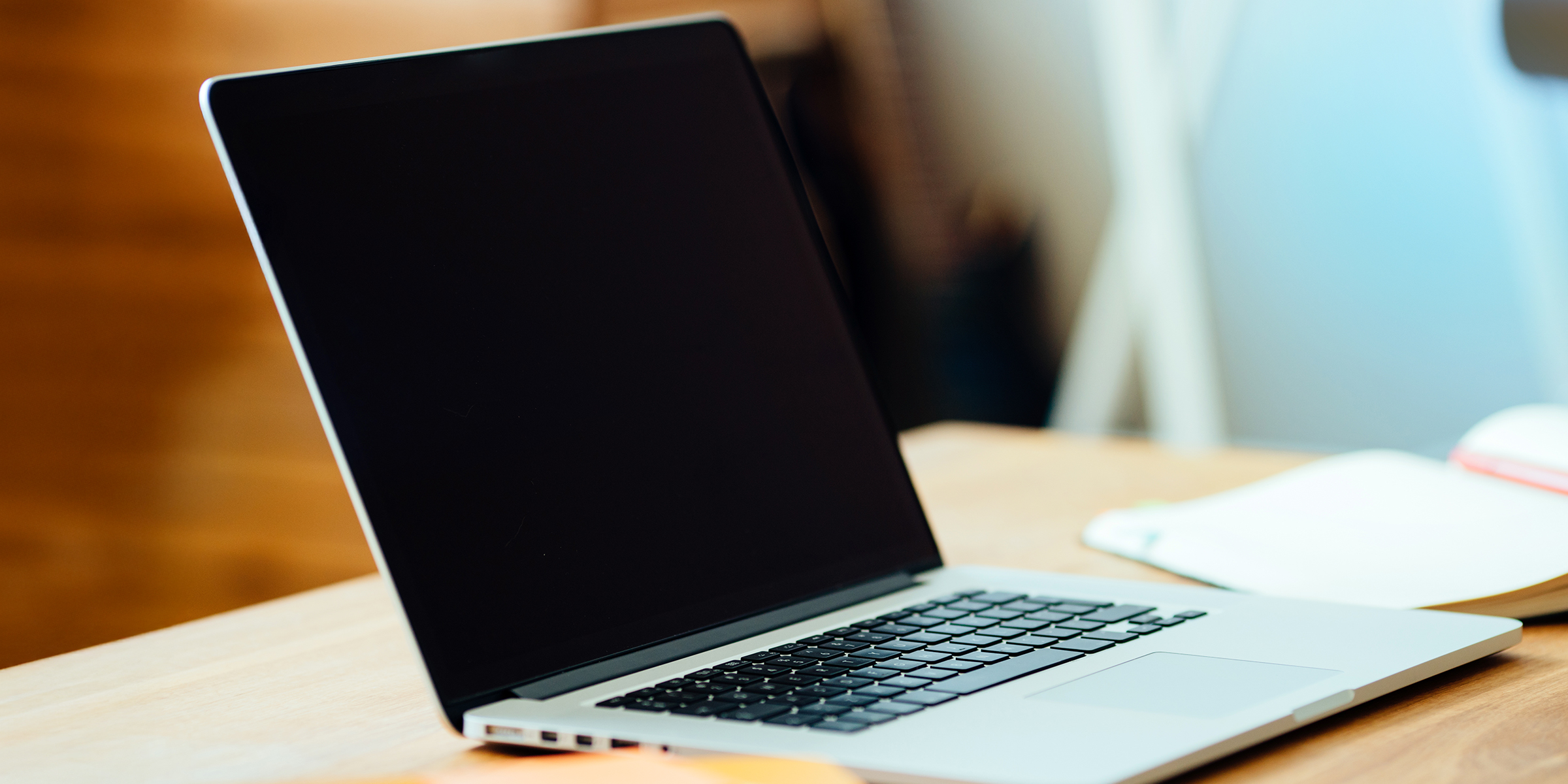 Un ordinateur portable sur une table | Source : Shutterstock