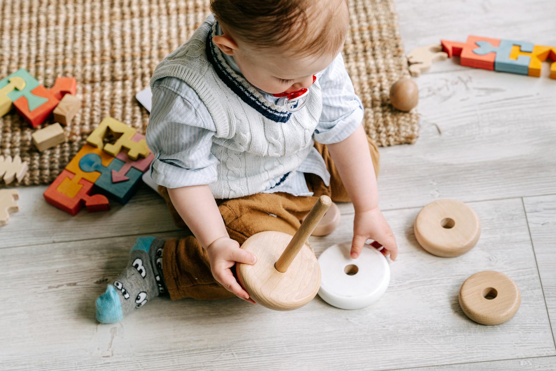 Un bébé qui joue avec ses jouets | Source : Pexels