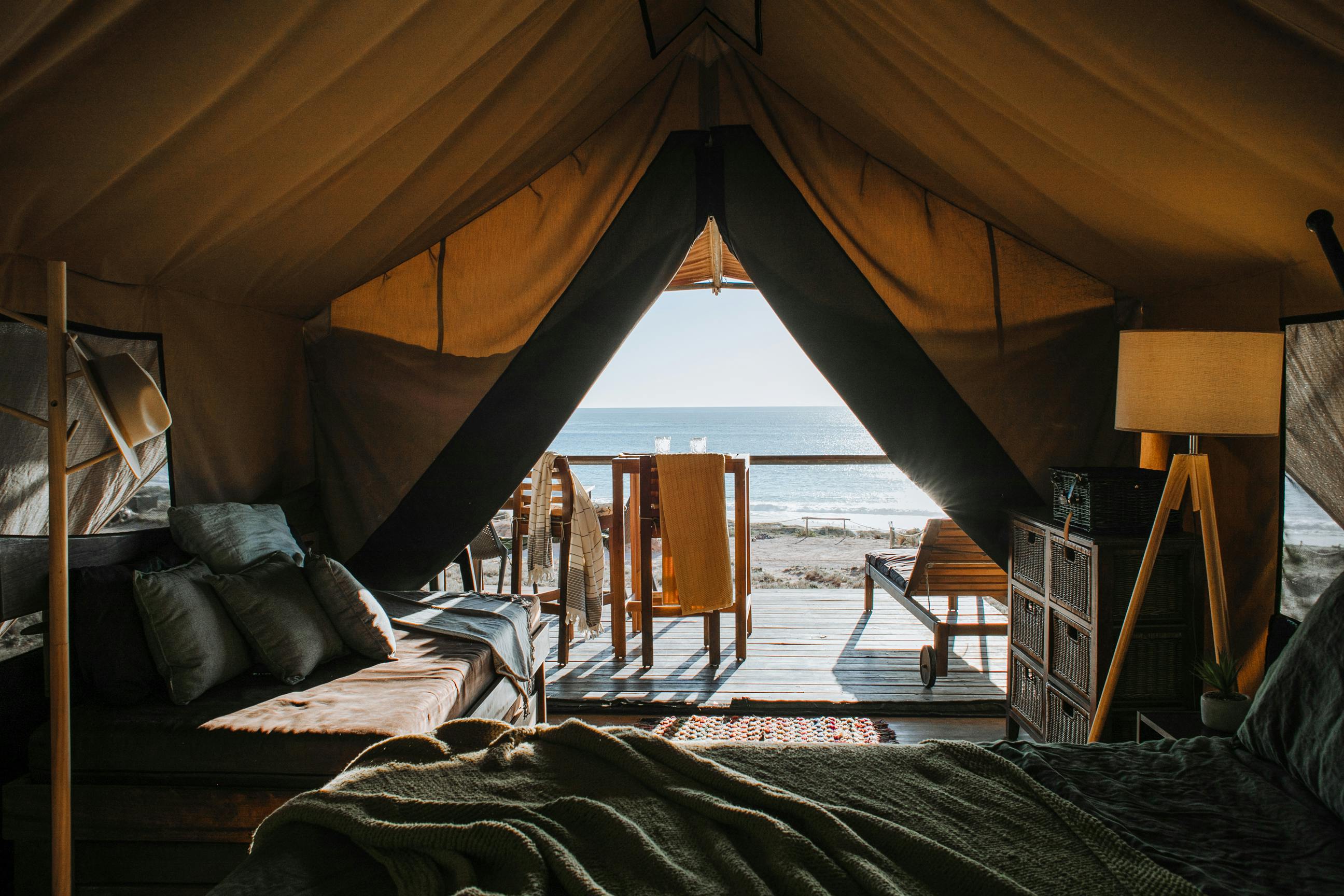 A tent hotel room near the ocean | Source: Pexels