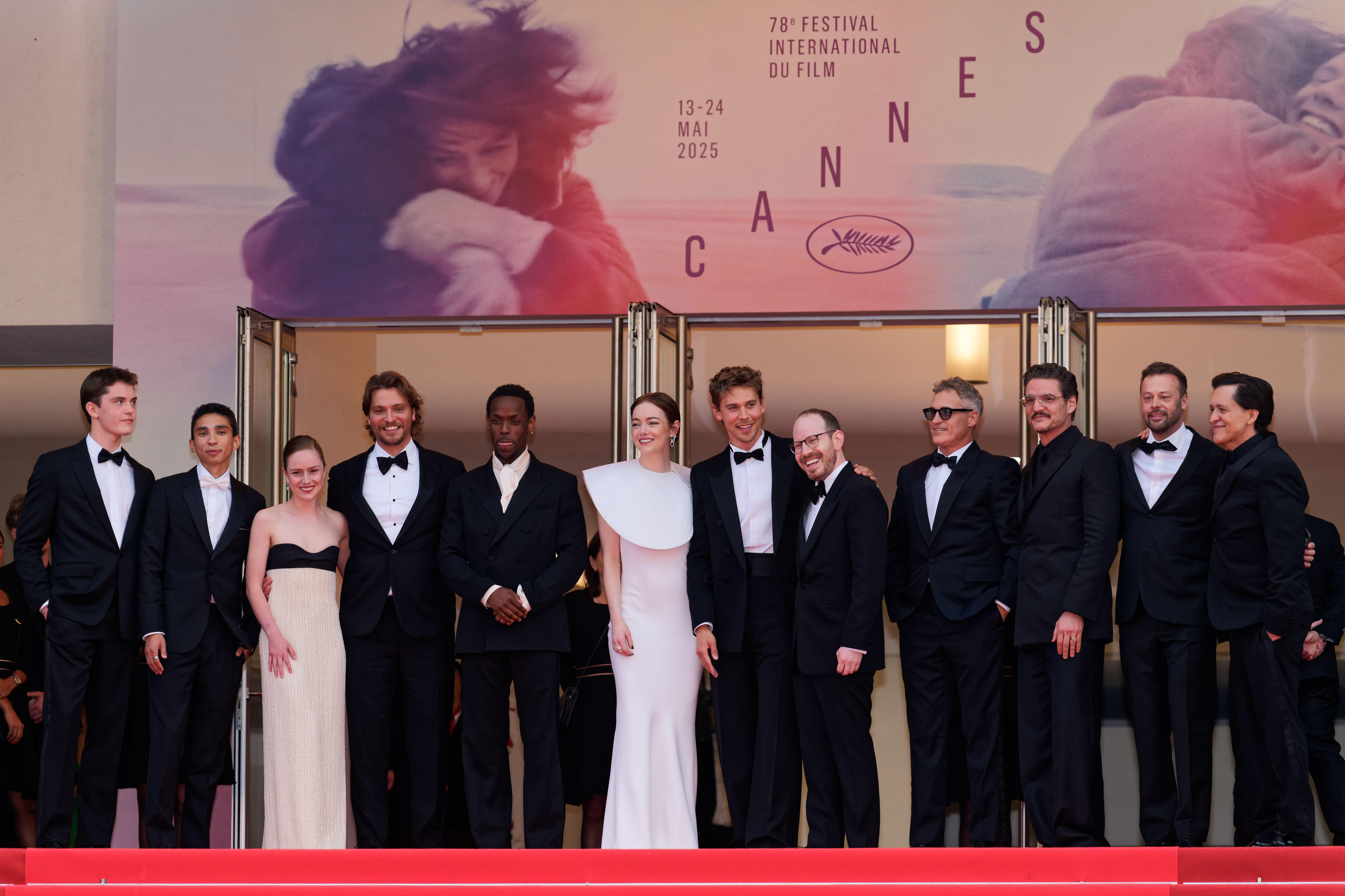 La troupe et les créateurs d'"Eddington" au sommet des marches du Palais des Festivals. De gauche à droite : Cameron Mann, Matt Gomez Hidaka, Amélie Hoeferle, Luke Grimes, Michael Ward, Emma Stone, Austin Butler, Ari Aster, Joaquin Phoenix, Lars Knudsen, Pedro Pascal et Clifton Collins Jr.