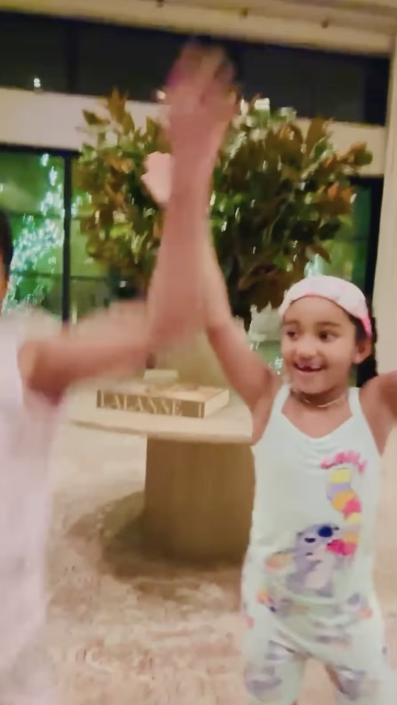 Chicago West, visible ici en train de discuter joyeusement avec Britney Spears lors de sa visite, publié le 15 novembre 2025. | Source : Instagram/britneyspears