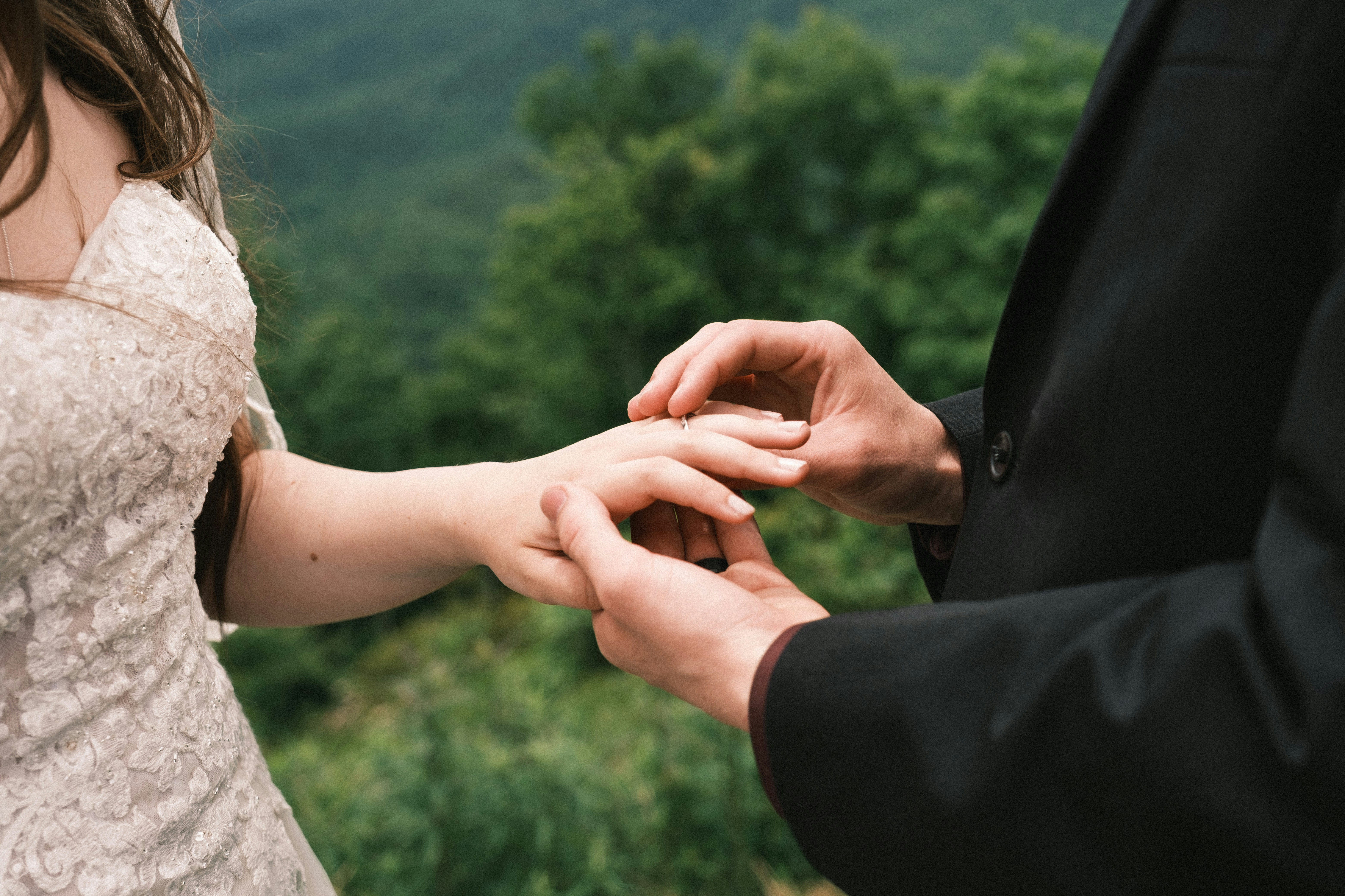 Un homme mettant une bague de fiançailles au doigt d'une femme | Source : Unsplash