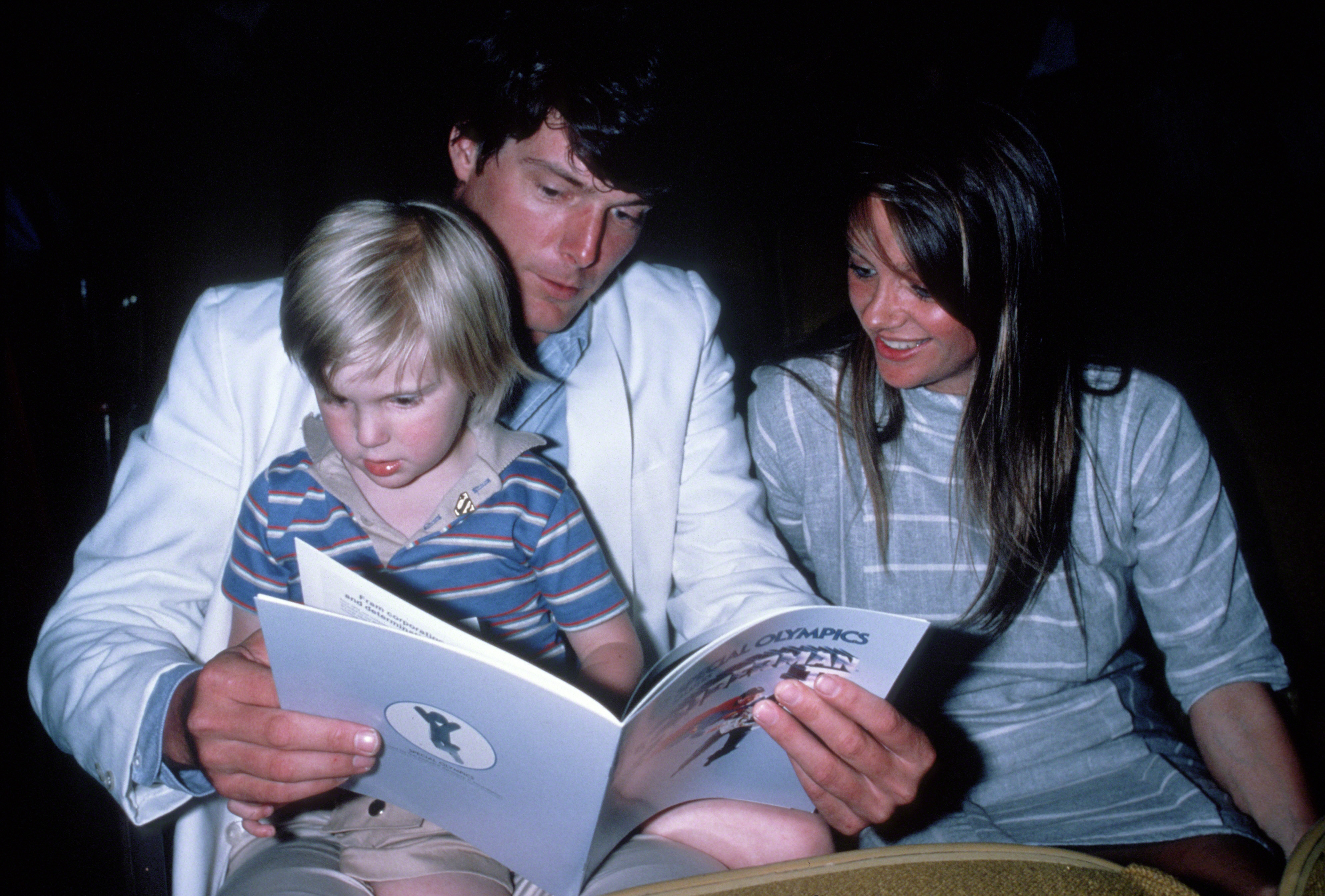 Christopher Reeve avec son fils Matthew Reeve et Gae Exton vers 1983 à New York | Source : Getty Images