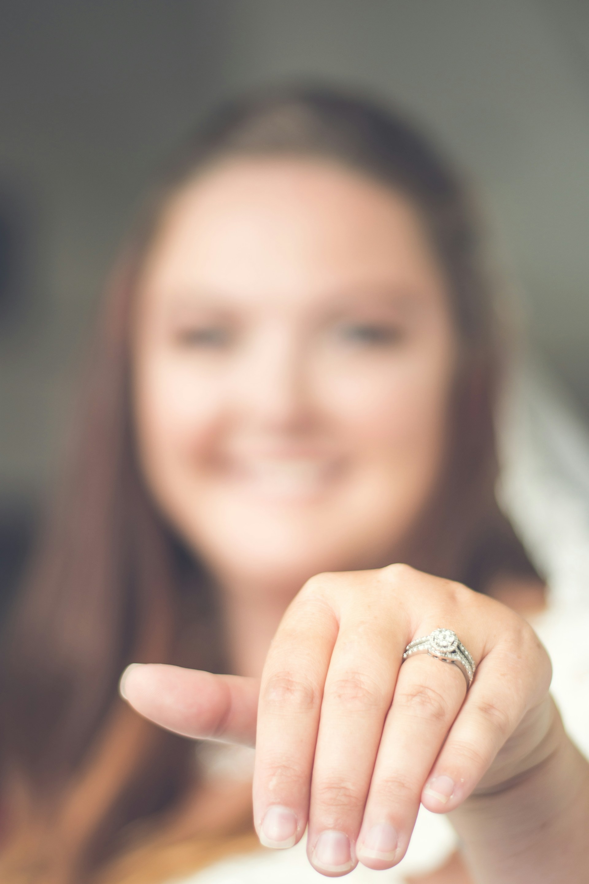 Une femme exhibant sa bague en diamant | Source : Unsplash
