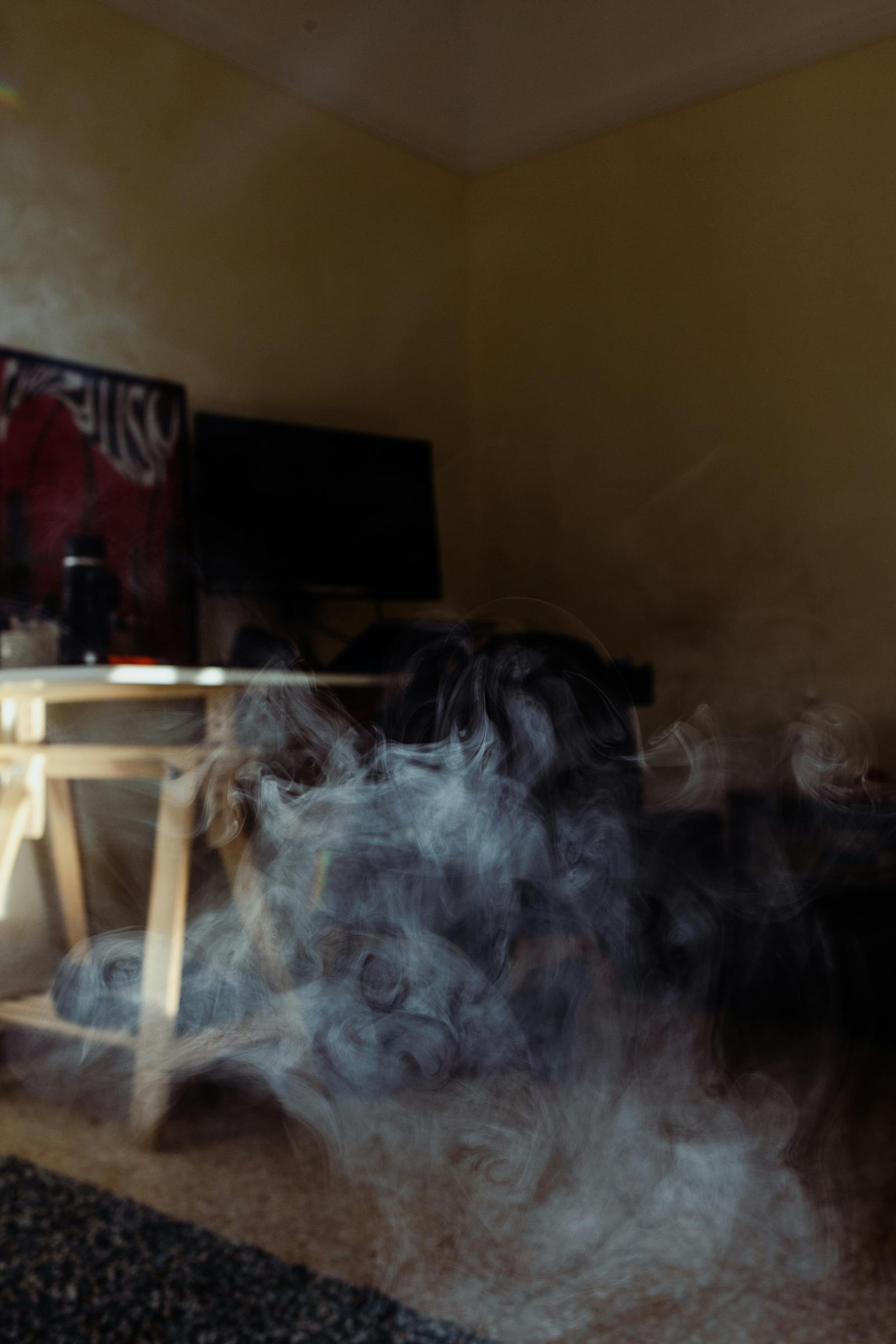 Fumée à l'intérieur d'une maison | Source : Unsplash