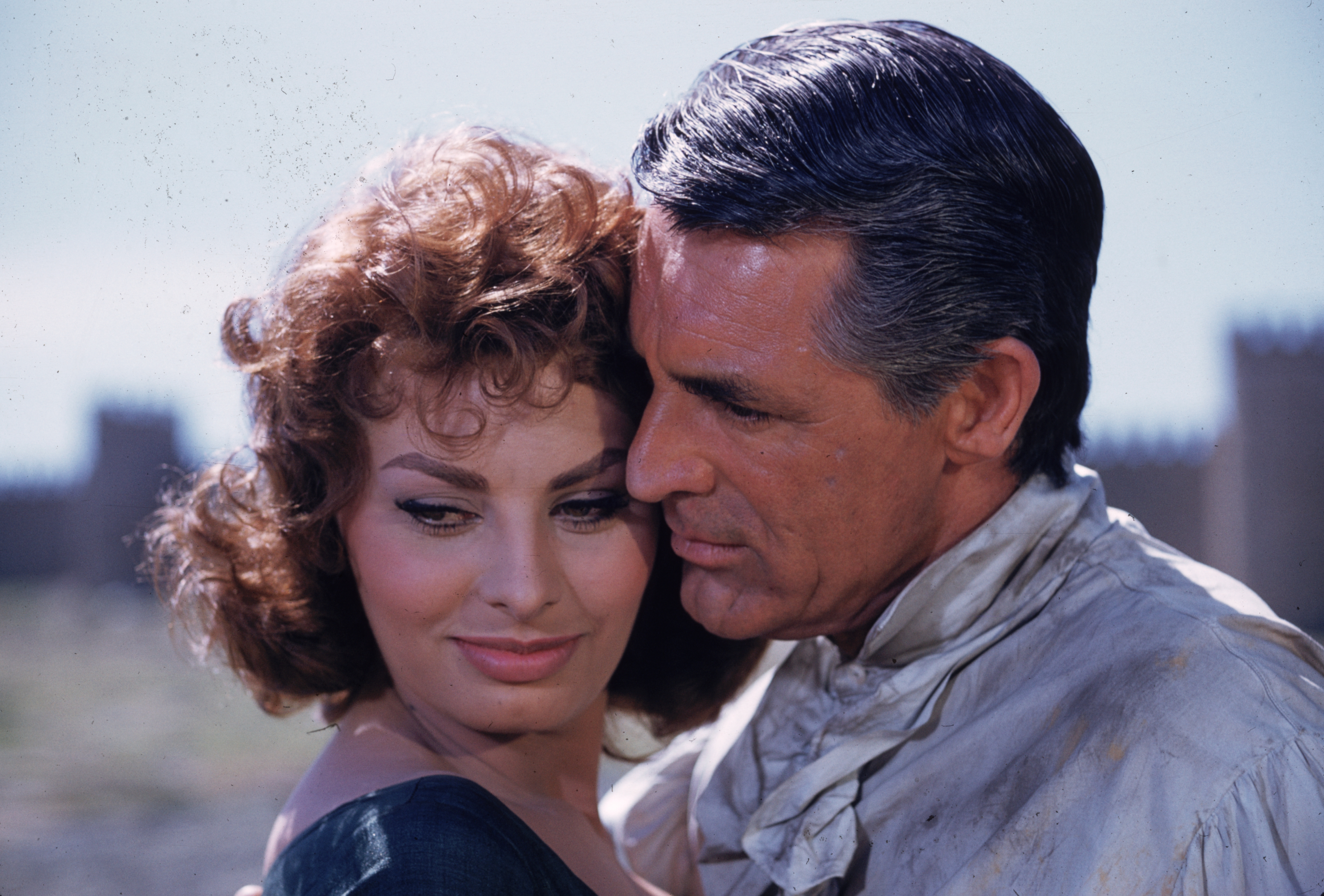Sophia Loren et Cary Grant sur le tournage de "L'orgueil et la passion" en 1957 | Source : Getty Images