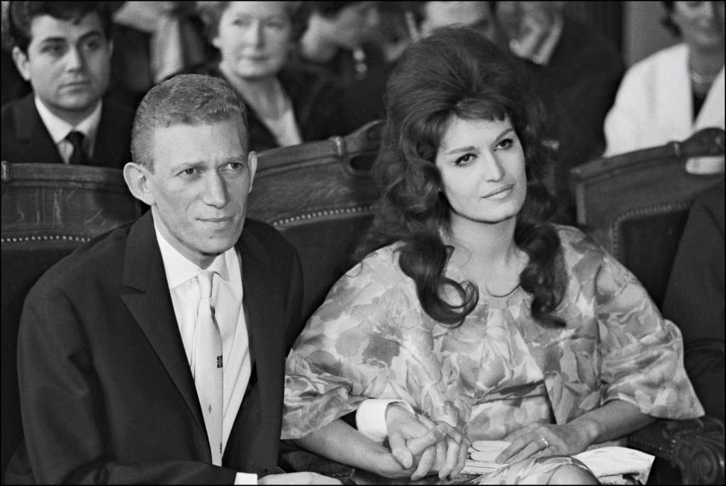 Mariage de Lucien Morisse et Dalida en présence de Bruno Gigliotti (Orlando) à la mairie du 16e arrondissement de Paris, le 8 avril 1961. І Source : Getty Images