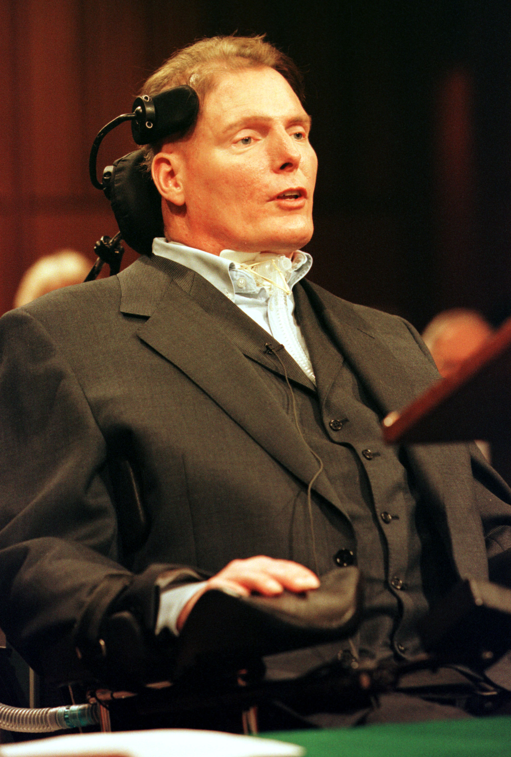 Christopher Reeve témoigne lors d'une audience sur la recherche sur les cellules souches, le 26 avril 2000, au Capitole à Washington, D.C. | Source : Getty Images