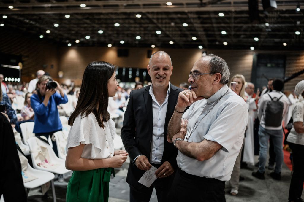 L'ancien archevêque de Lyon et cardinal français Philippe Barbarin (à droite) s'entretient avec Mayline Tran (à gauche), 13 ans, et son père (au centre) avant une messe célébrant la béatification de Pauline Jarricot le 22 mai 2022. | Source : Getty Images
