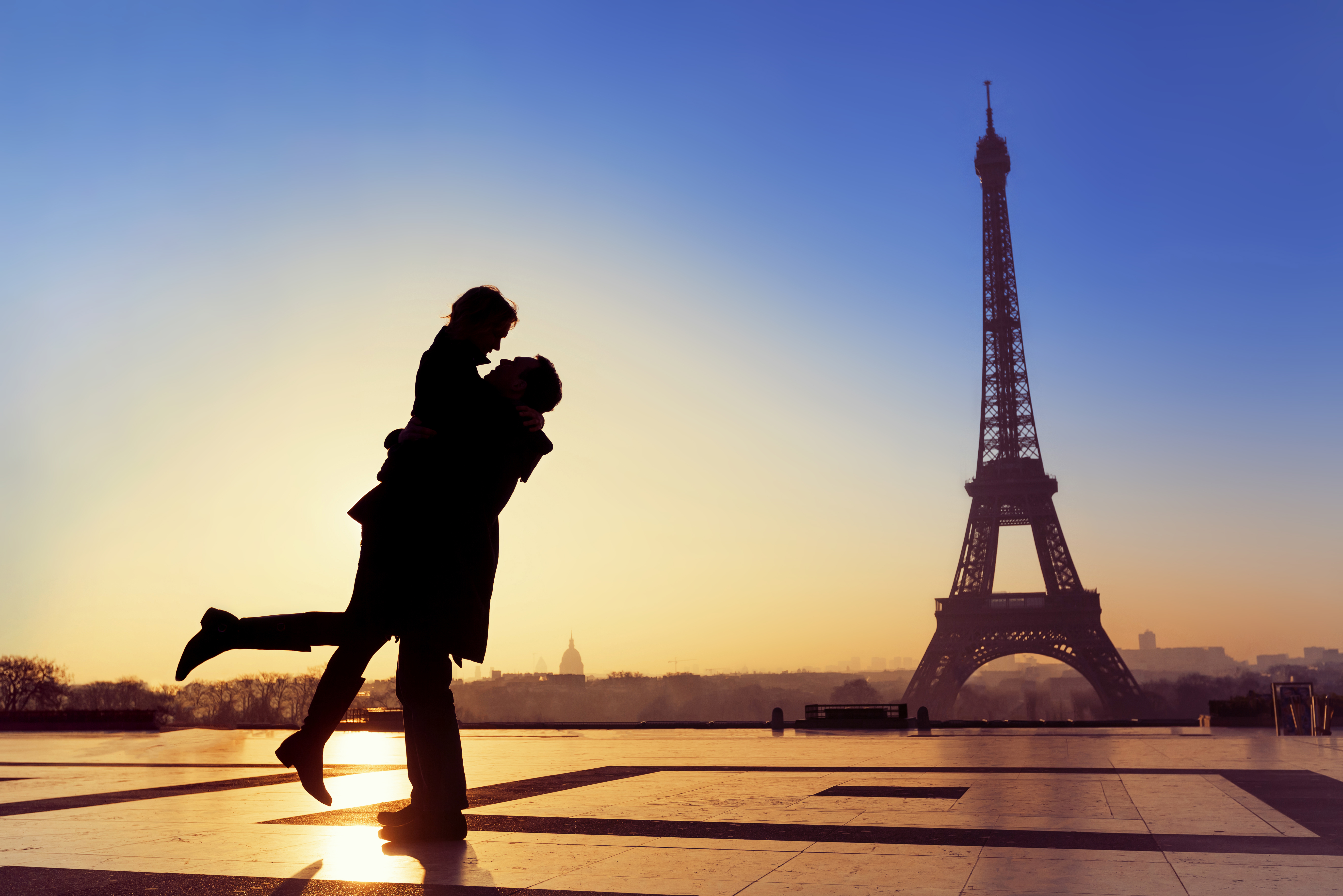 Photo de la silhouette d'un couple à Paris | Source : Shutterstock