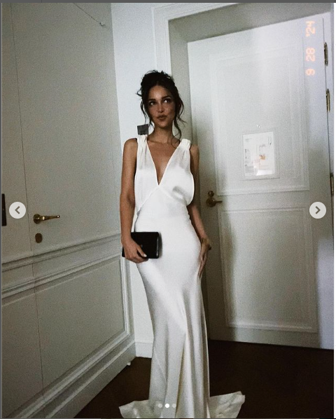 Jackie Apostel dans une robe blanche qu'elle portait au défilé de Victoria Beckham, posté le 28 septembre 2024 | Source : Instagram/jackie.apostel