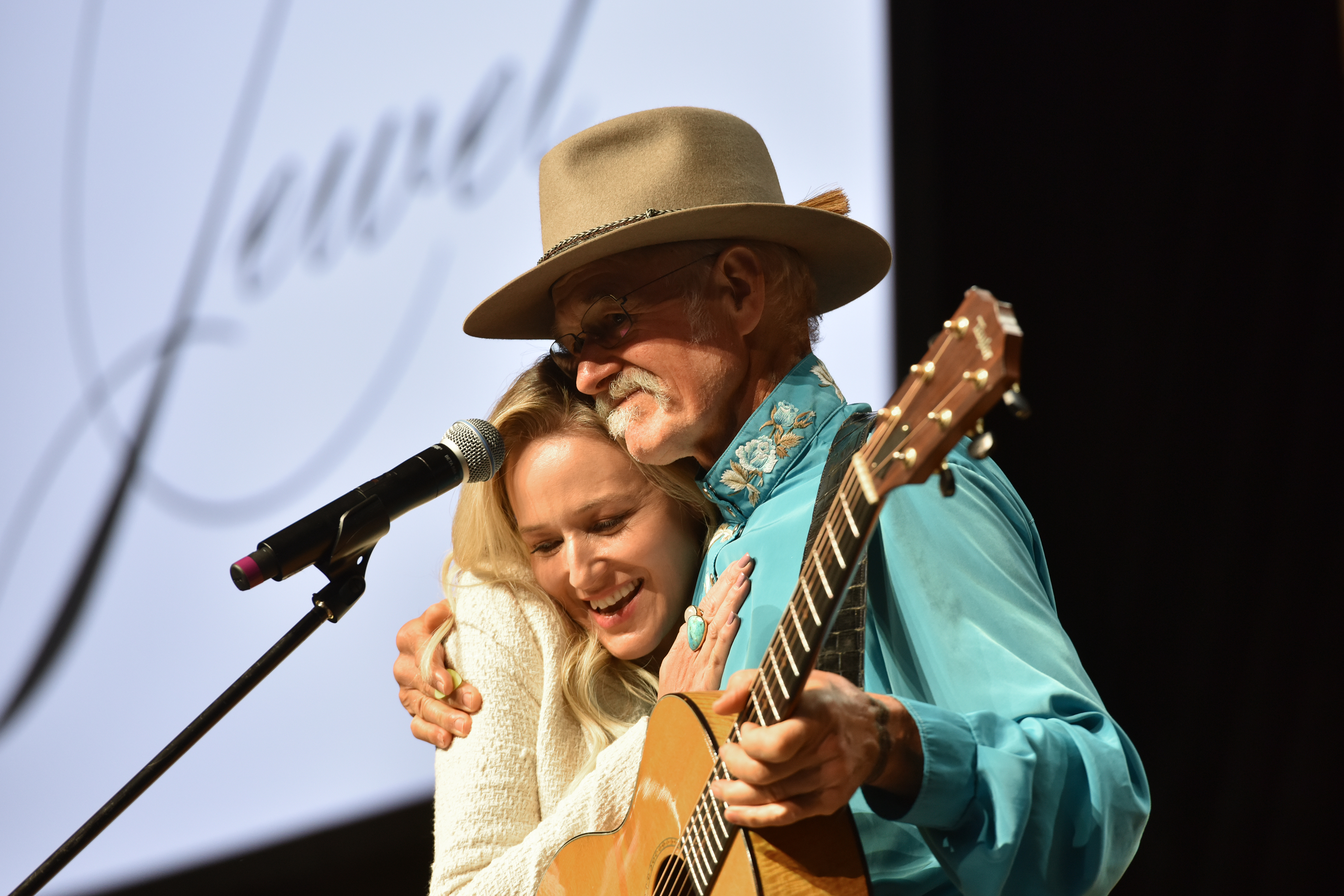 Jewel avec son père, Atz Kilcher, sur scène lors de la première journée du festival Wellness Your Way à Denver, Colorado, le 16 août 2019. | Source : Getty Images