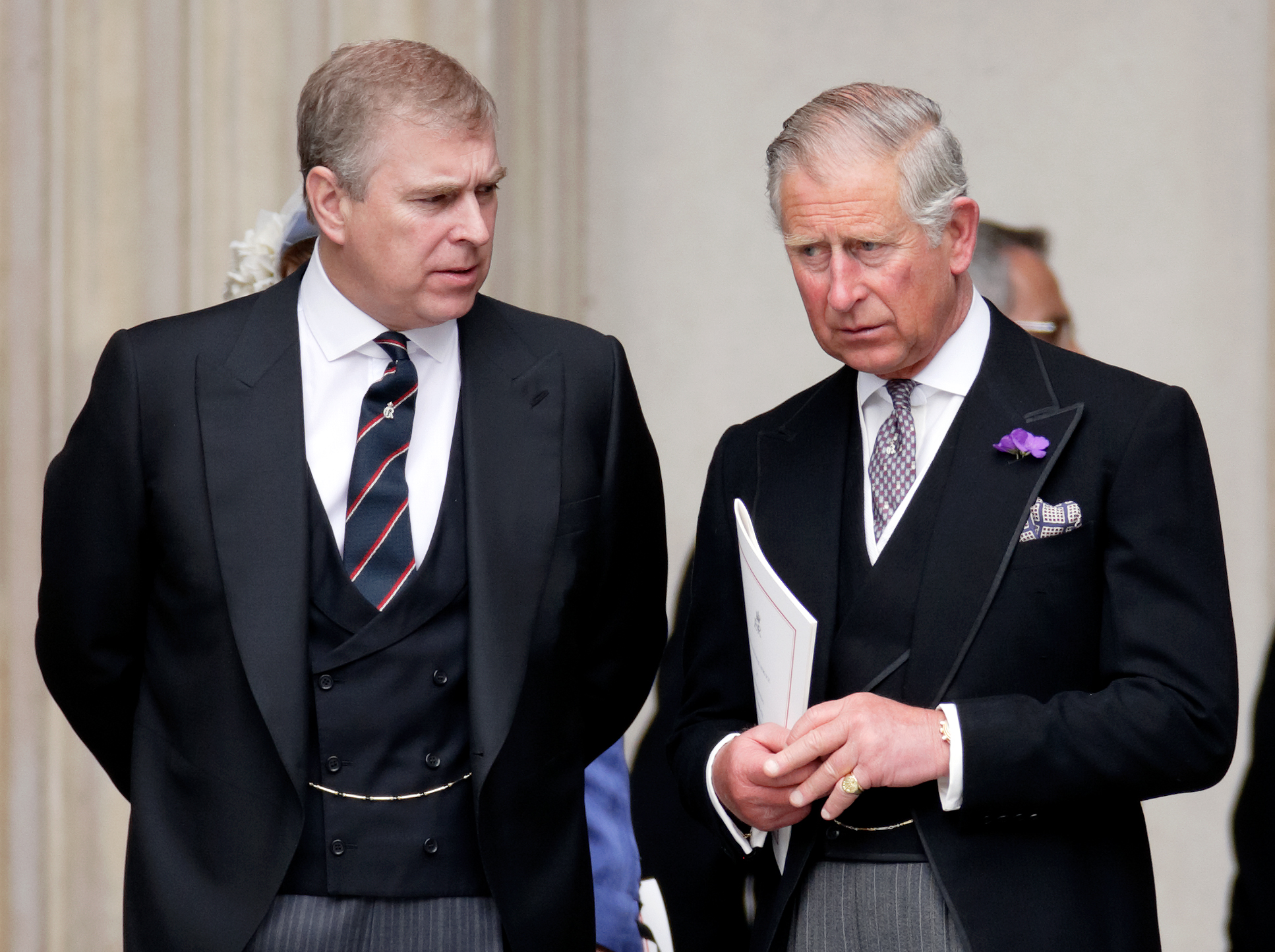 Andrew Mountbatten-Windsor et le roi Charles III lors du service d'action de grâce célébrant le jubilé de diamant de la reine Elizabeth II à la cathédrale Saint-Paul, le 5 juin 2012, à Londres, en Angleterre. | Source : Getty Images