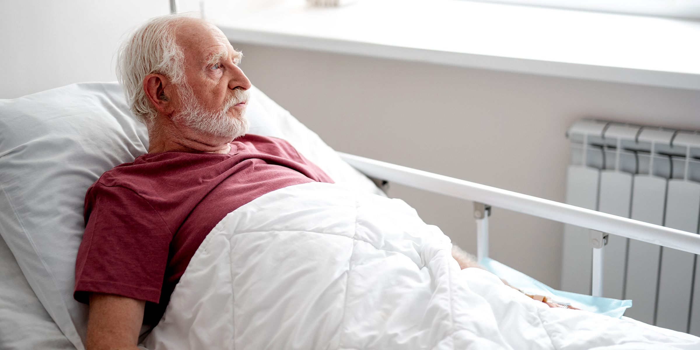 Un vieil homme dans un hôpital | Source : Shutterstock