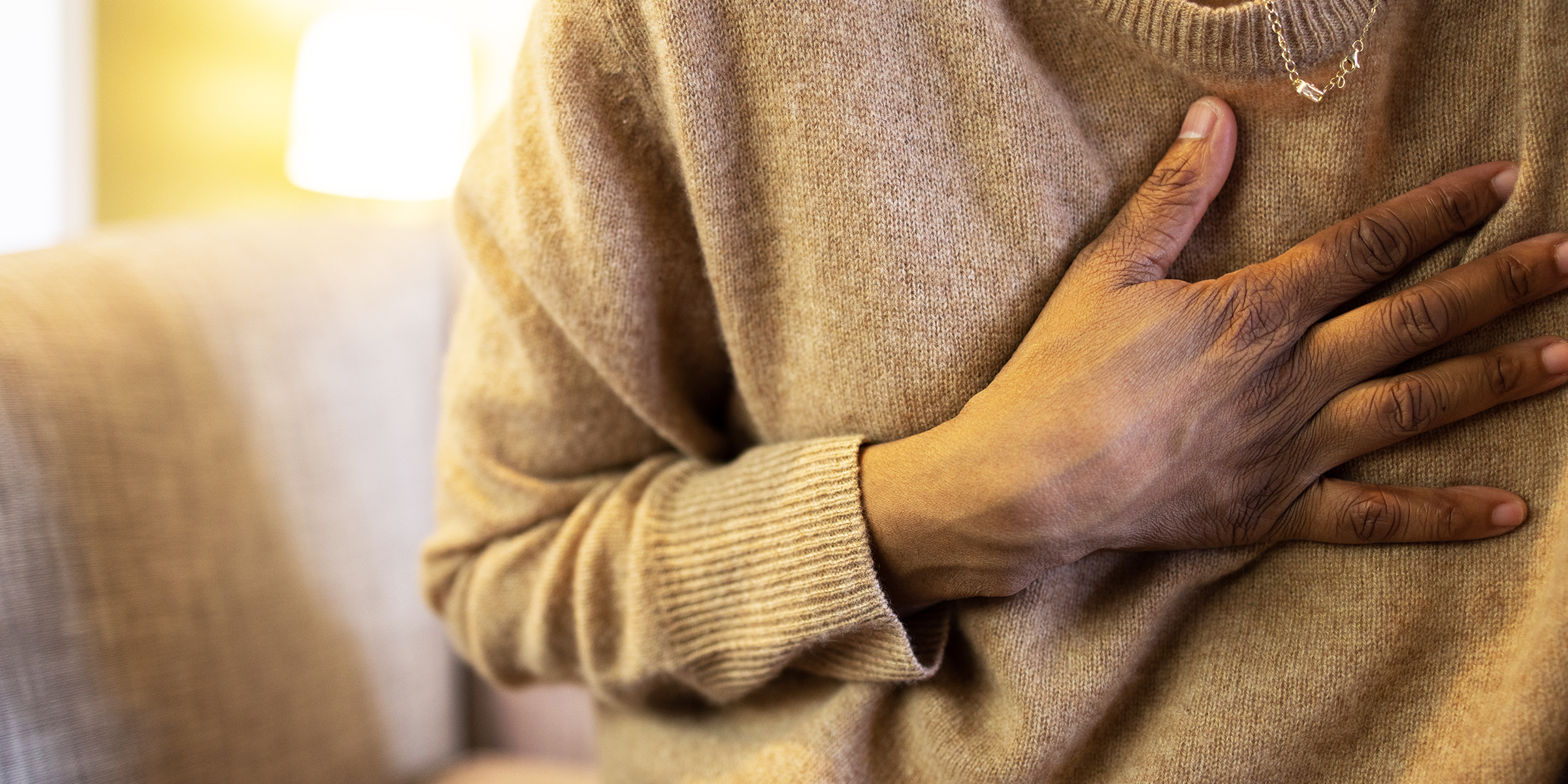 Une personne avec une main sur la poitrine | Source : Getty Images