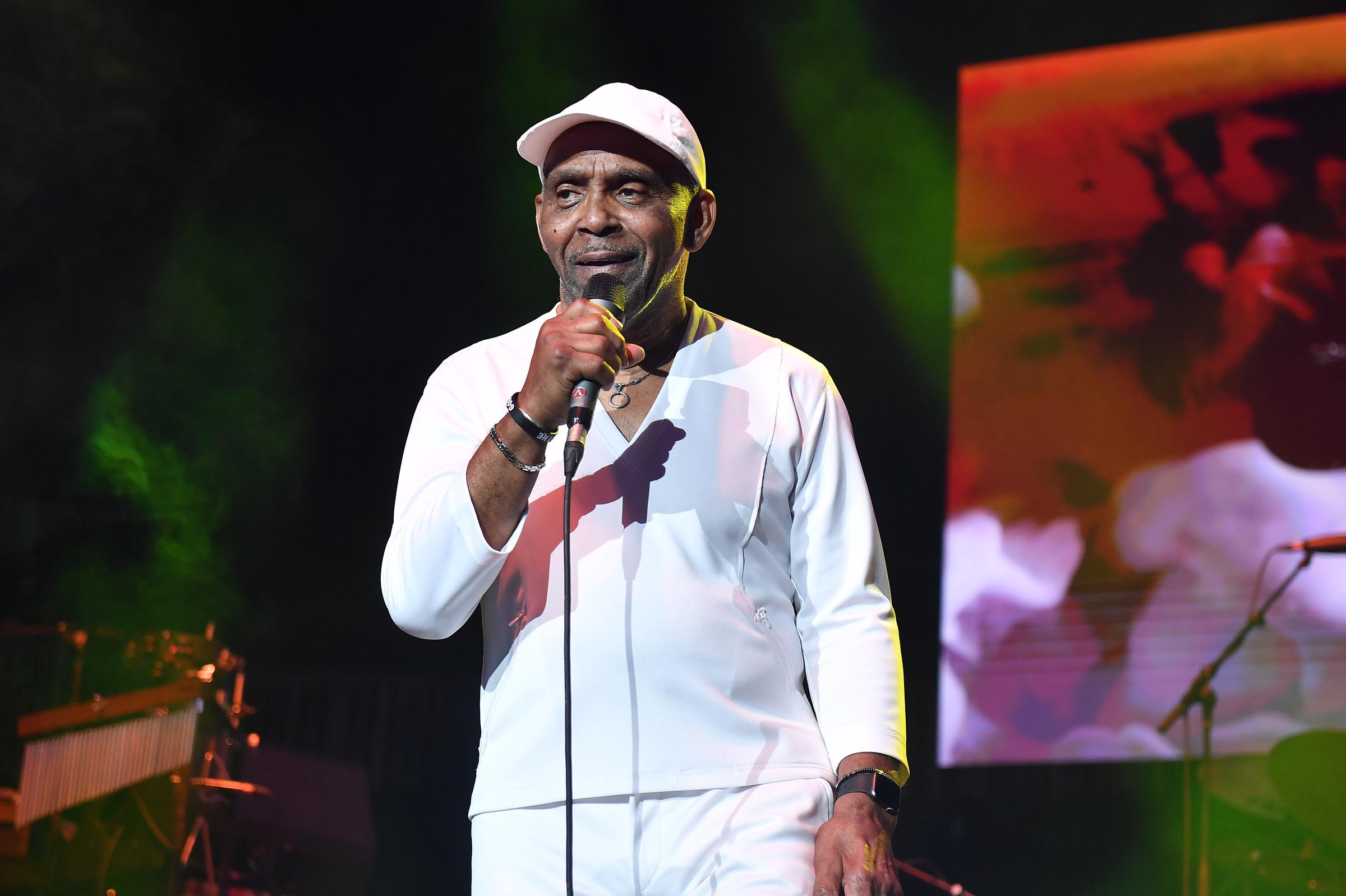 Frankie Beverly de Frankie Beverly and Maze se produit sur scène lors de la tournée d'adieu de Frankie Beverly and Maze à Atlanta, Géorgie, le 22 mars 2024 | Source : Getty Images