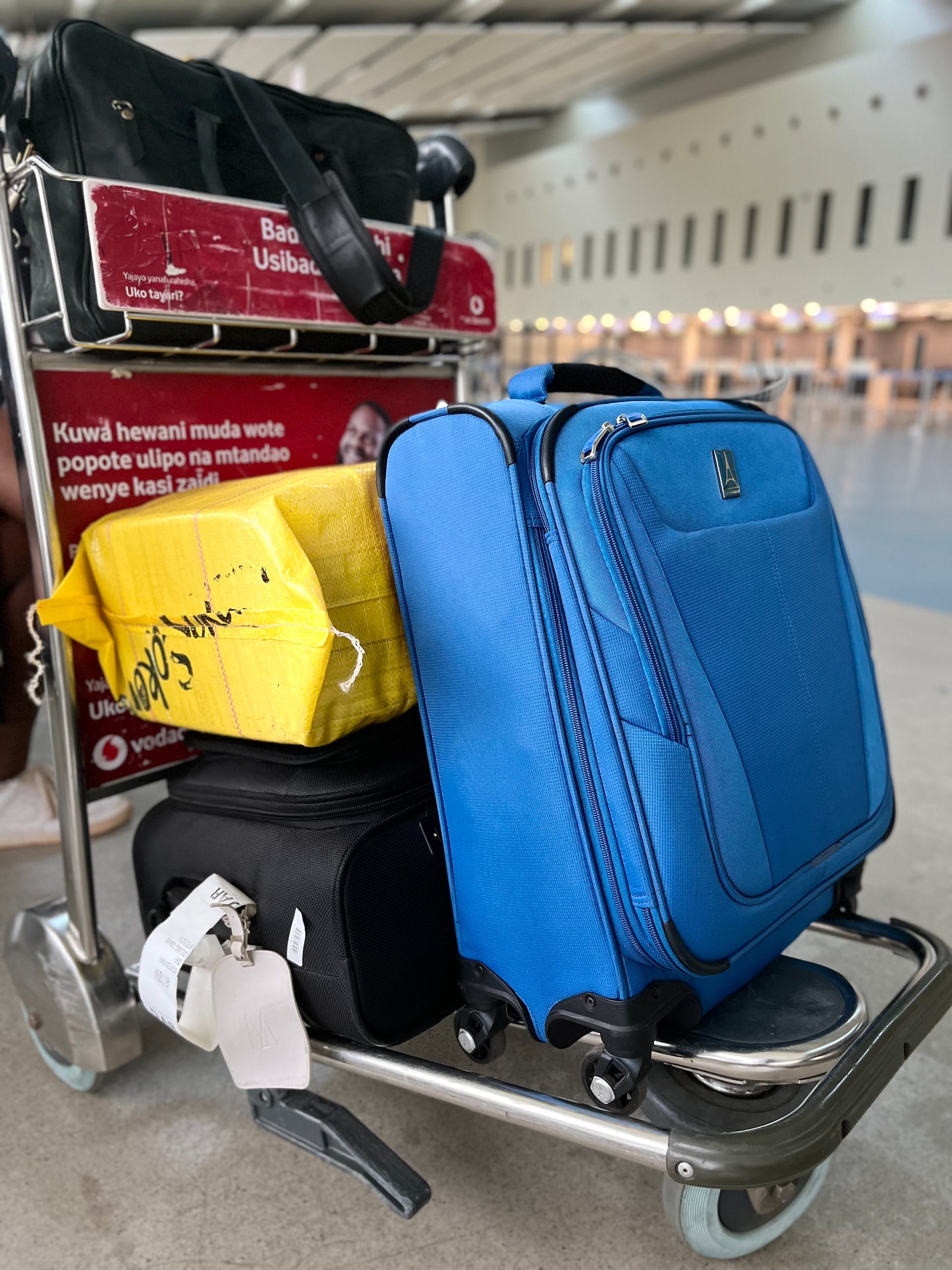 Bagages sur un chariot dans un aéroport | Source : Pexels