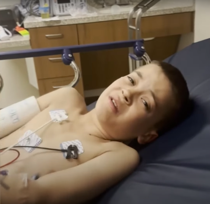 Liam Dahlberg se tordant de douleur sur un lit d'hôpital. | Source : YouTube/WTHR
