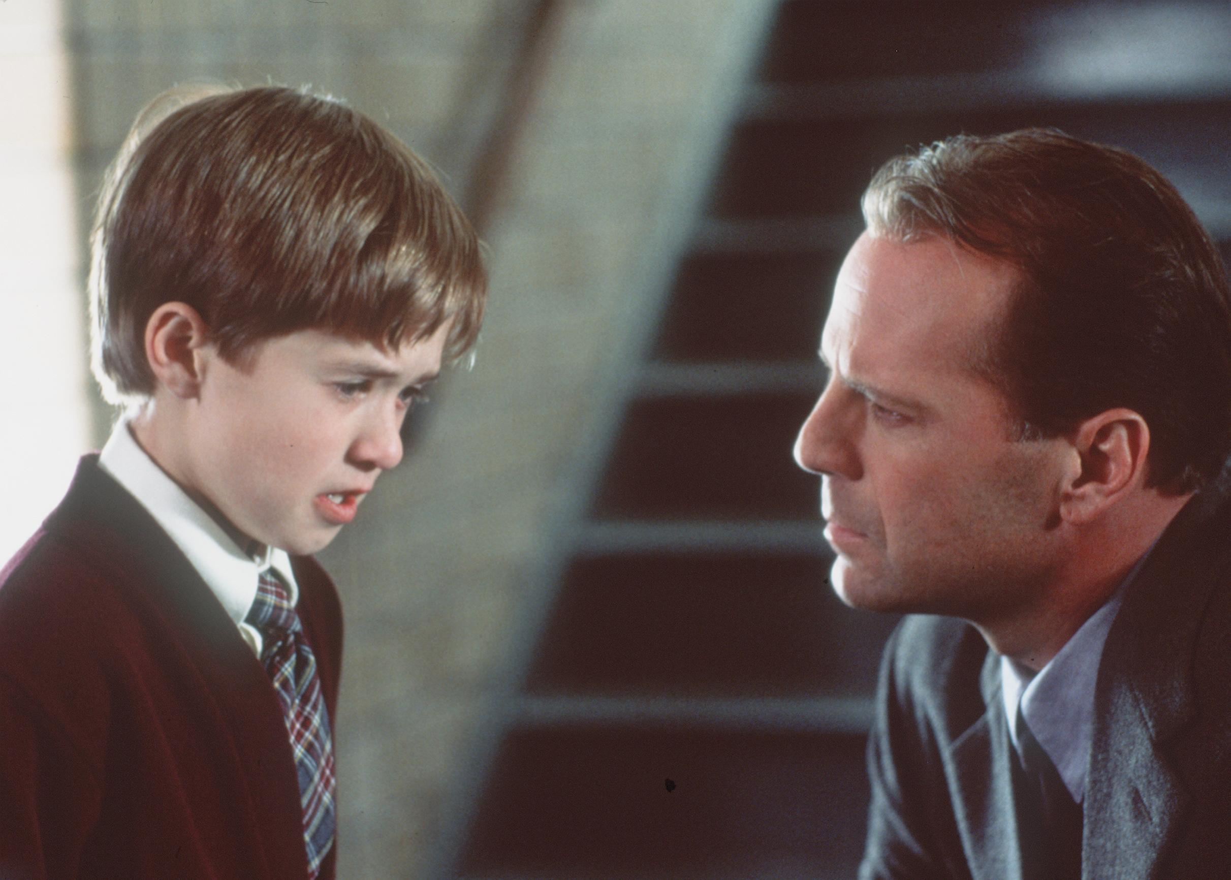 L'enfant prodige et Bruce Willis sur le plateau de tournage de "Sixième Sens", 1999 | Source : Getty Image