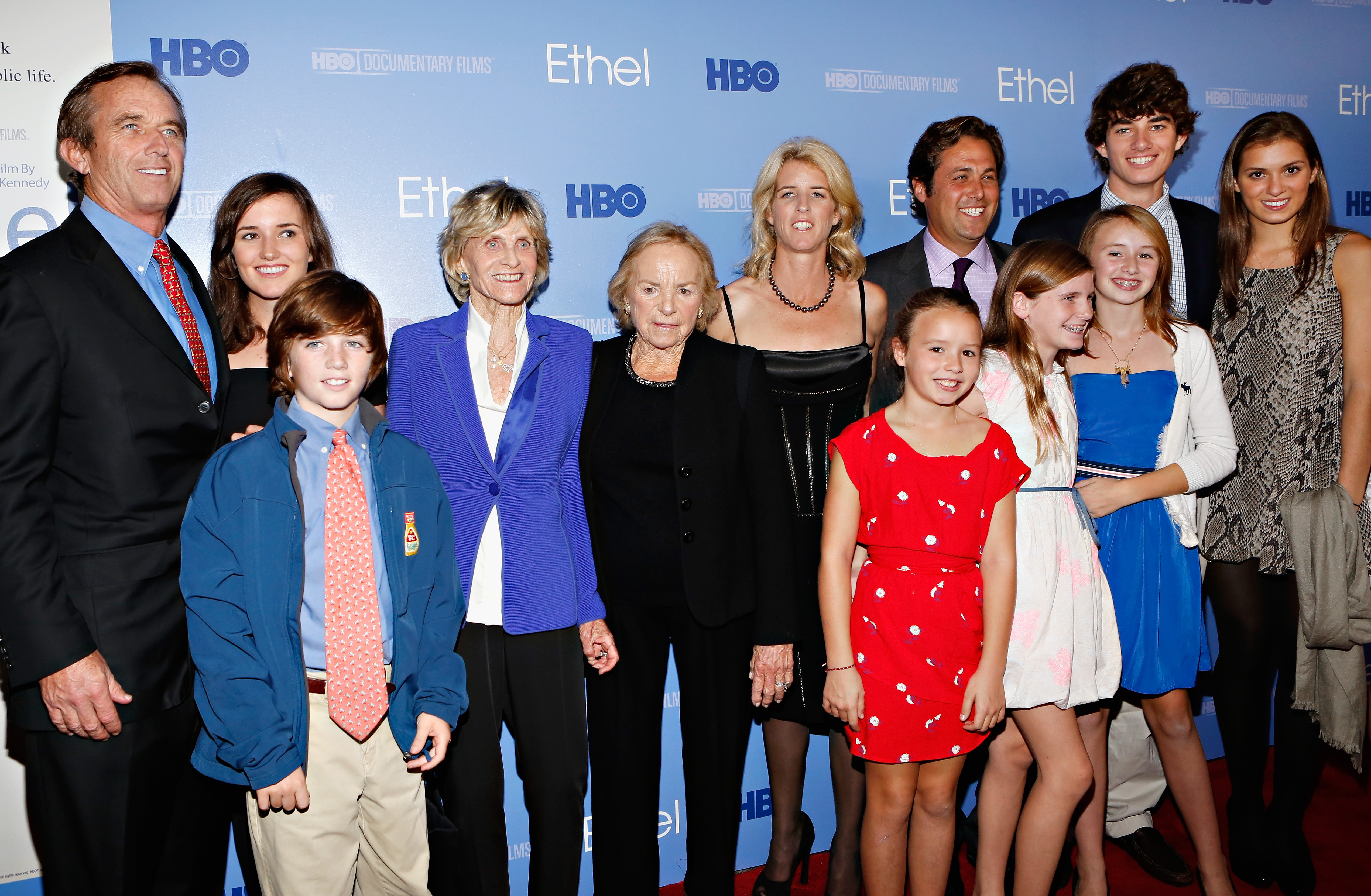 Robert Kennedy Jr (G), Jean Kennedy-Smith (4e à gauche), Ethel Kennedy, Rory Kennedy, Mark Bailey (2e rang, 3e à droite), Conor Kennedy, et des membres de la famille Kennedy lors de la première de "Ethel" à New York, le 15 octobre 2012 | Source : Getty Images