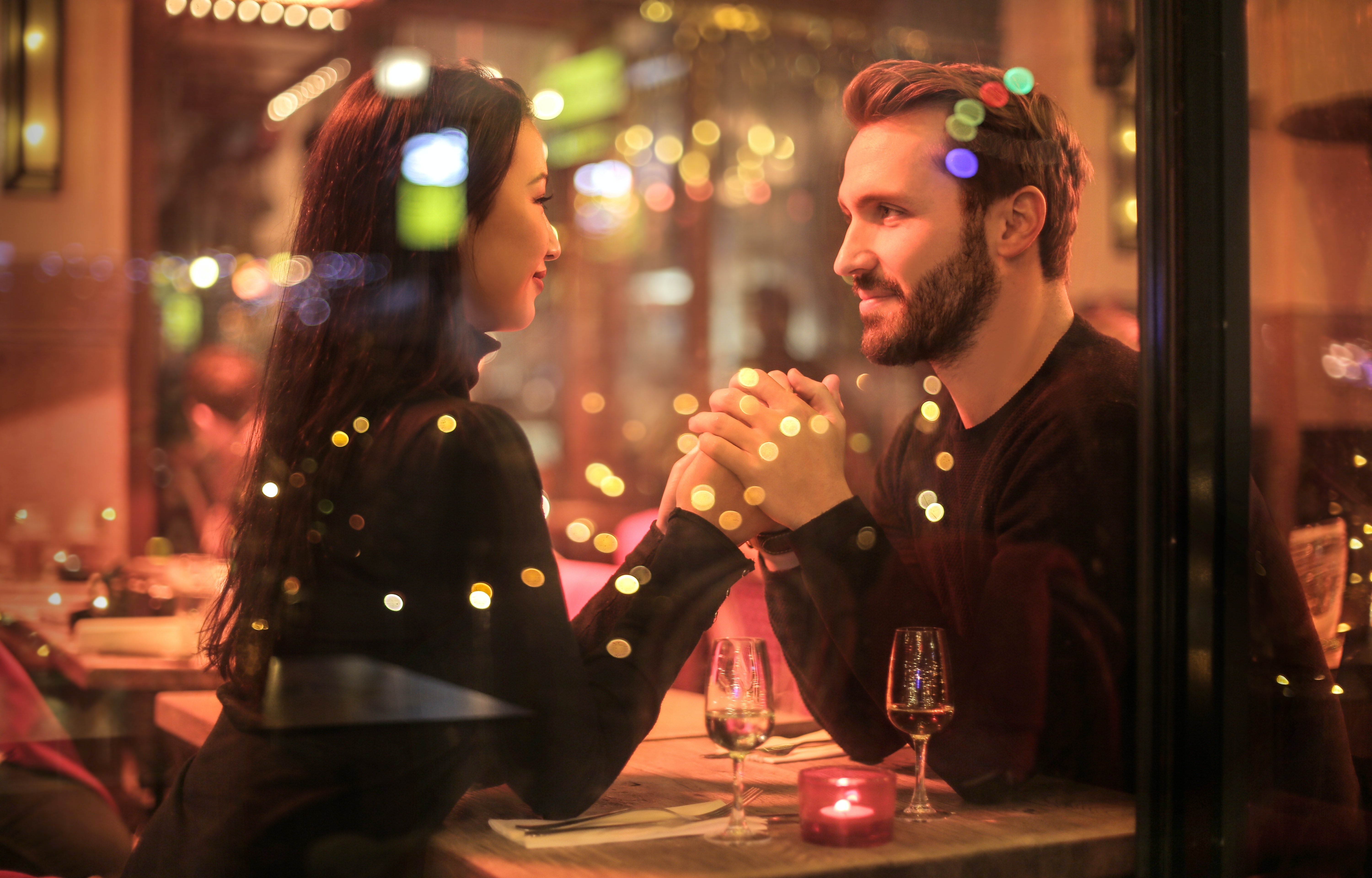 Deux amoureux à table. | Photo : Pexel