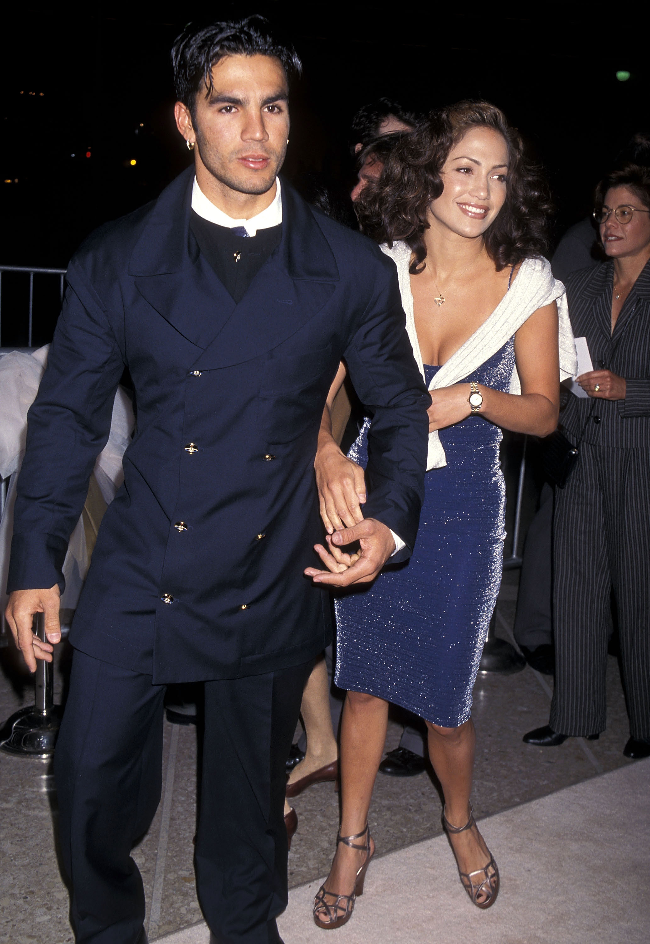 Jennifer Lopez et Ojani Noa assistent à la première de "C'est ça l'amour" à Century City le 31 mars 1997 au Cineplex Odeon Century Plaza Cinemas à Century City, Californie. | Source : Getty Images