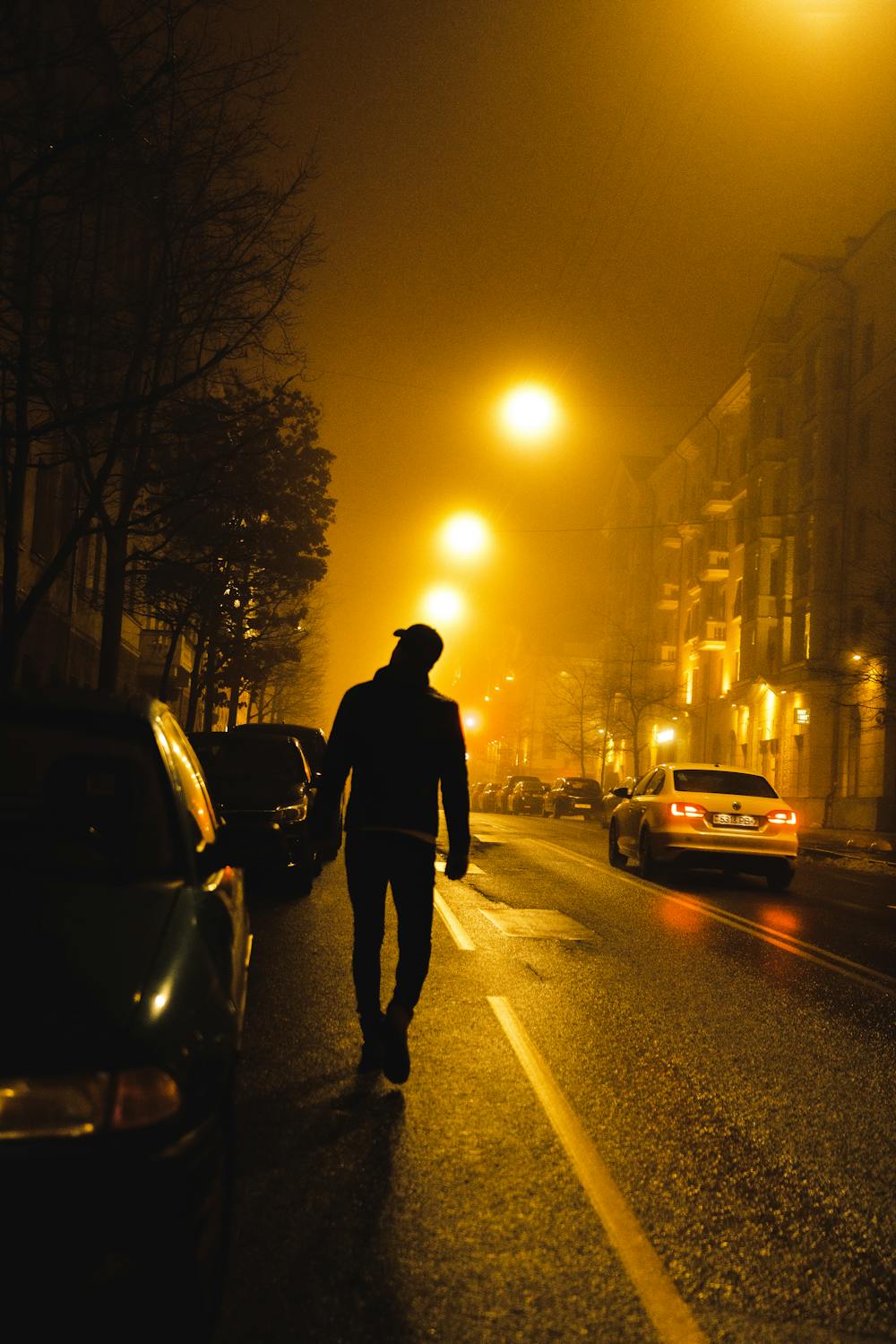 Un homme s'approchant d'une voiture la nuit | Source : Pexels