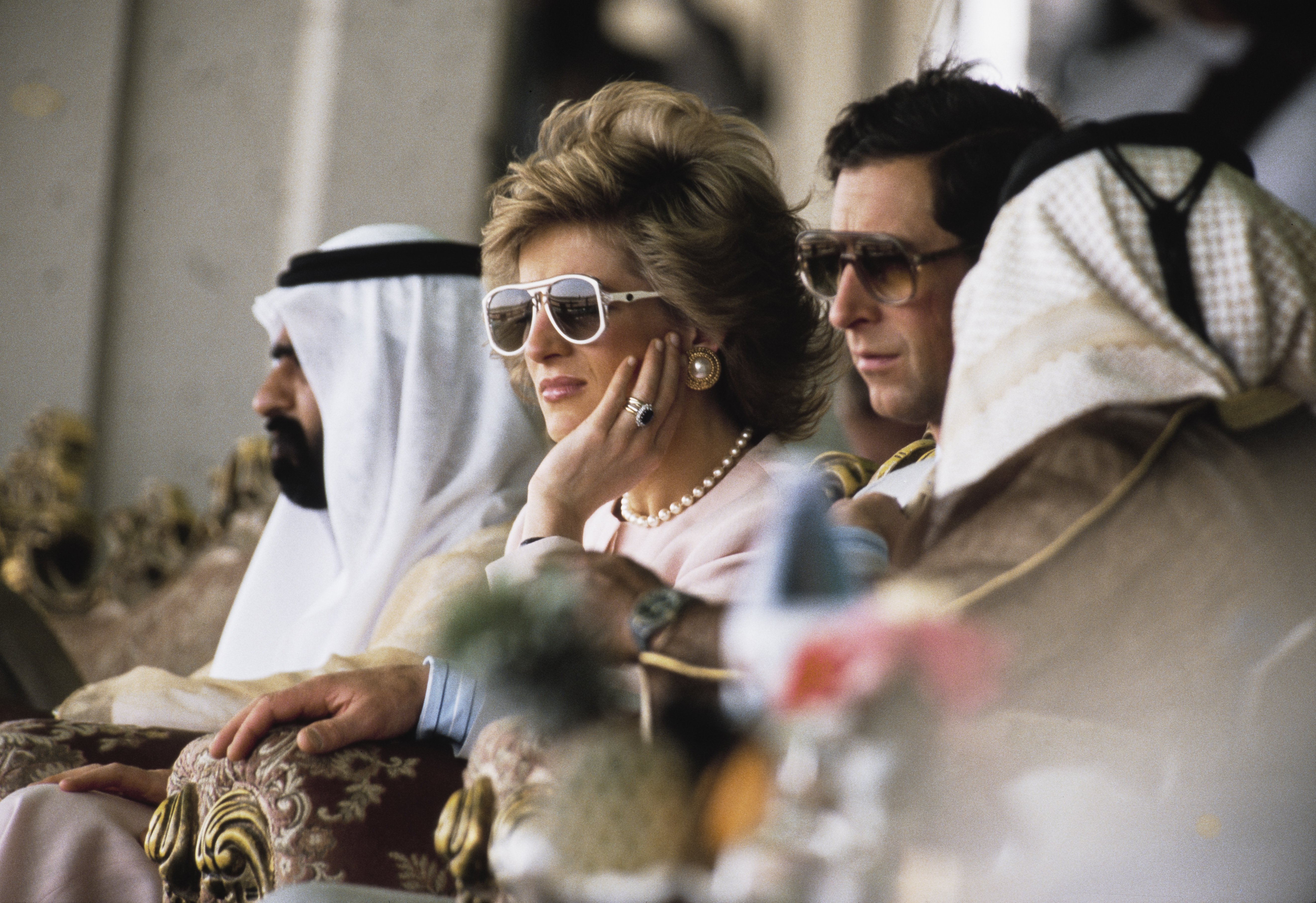 Photo de la princesse Diana et du prince Charles lors d'une course de chameaux à Abu Dhabi en mars 1989 | Source : Getty Images