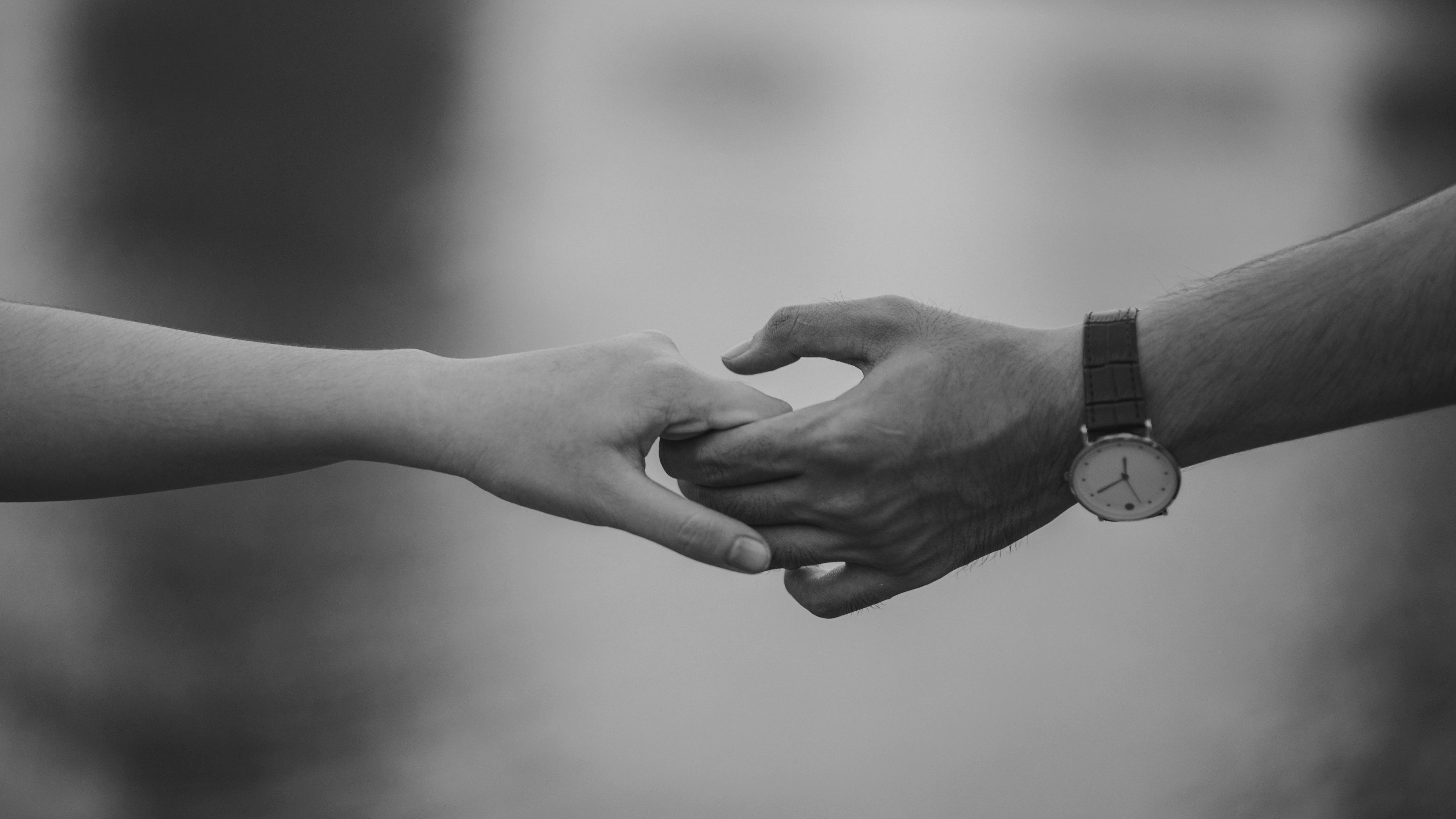 Un homme qui tend la main à une femme | Source : Pexels
