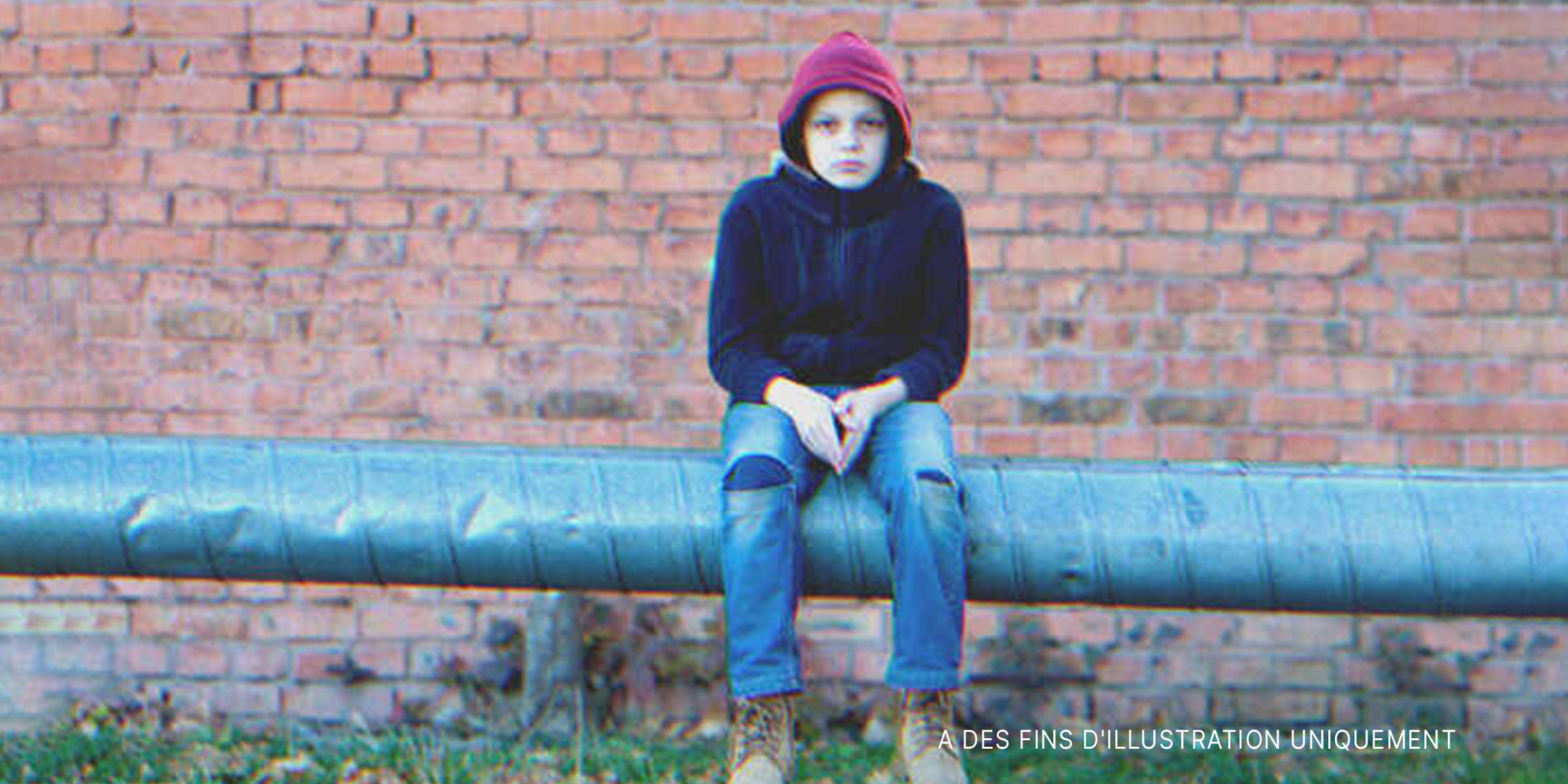 Adolescent assis seul | Source : Shutterstock