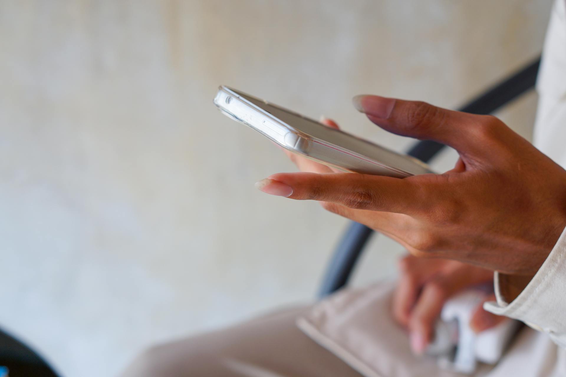 Une femme utilisant son téléphone | Source : Pexels