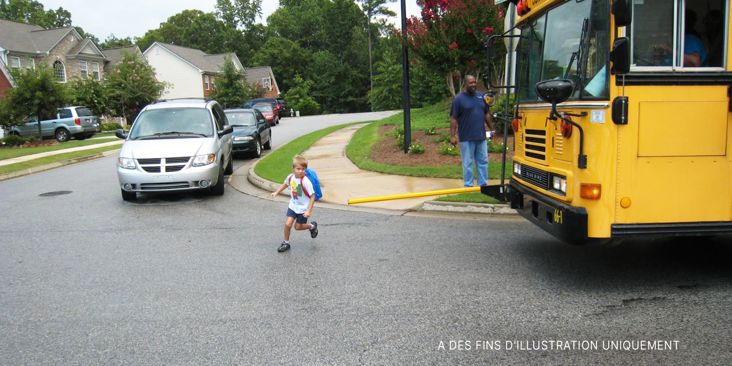 Petit garçon traversant une route en courant. | Source : Flickr / ThrasherDave (CC BY-SA 2.0)