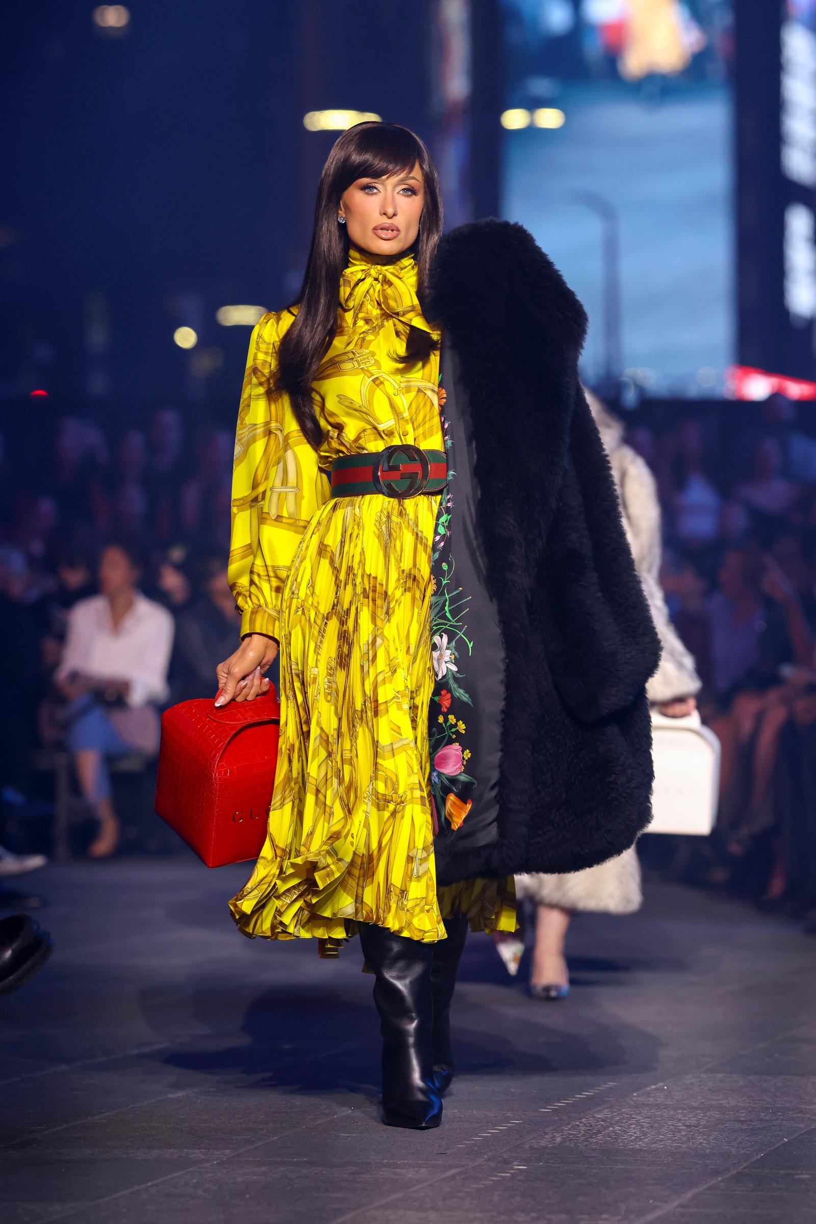 Paris Hilton défile lors du défilé « Guccicore : Gucci Cruise 2027 » à Times Square, le 16 mai 2026 à New York | Source : Getty Images