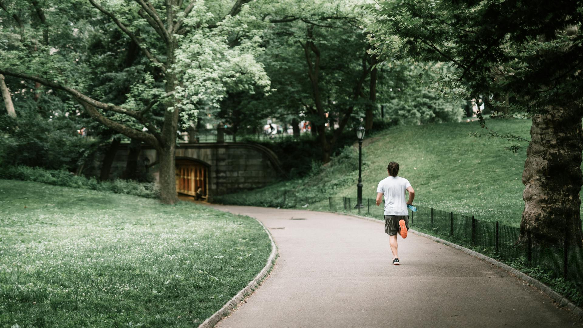 Un homme faisant son jogging sur la route | Source : Pexels