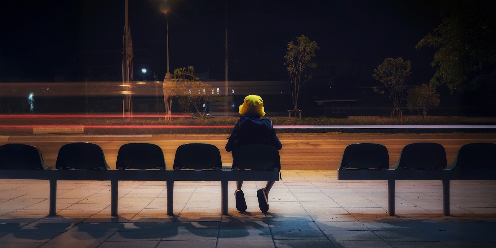 Un garçon dans une station de bus | Source : Shutterstock