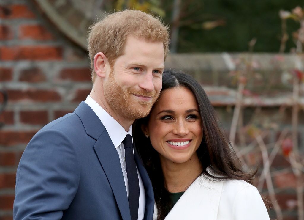 Le prince Harry et Meghan Markle lors d'un appel photo officiel pour annoncer leurs fiançailles au Sunken Gardens au Kensington Palace le 27 novembre 2017 à Londres, Angleterre | Photo : Getty Images