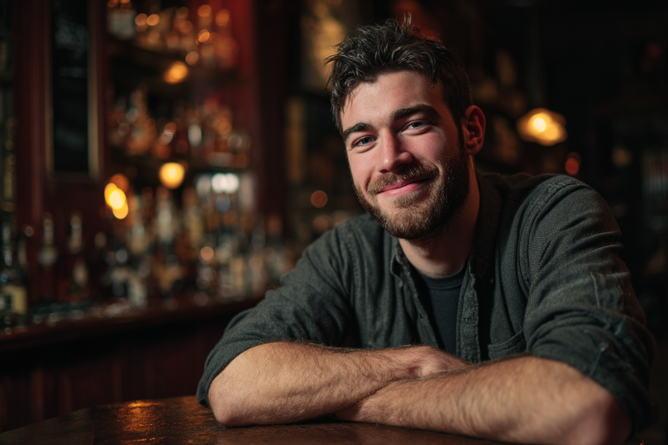 Un homme dans un bar qui sourit à quelqu'un | Source : Midjourney