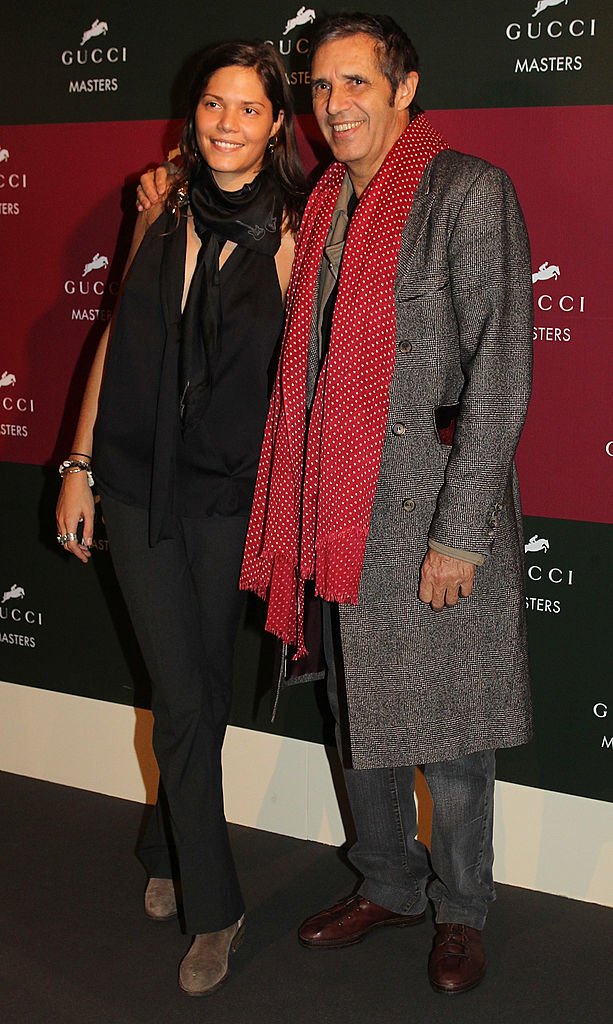 Julien Clerc et sa fille Vanille assistent à la compétition internationale Gucci Masters le 4 décembre 2011 à Villepinte, France. | Photo : Getty Images