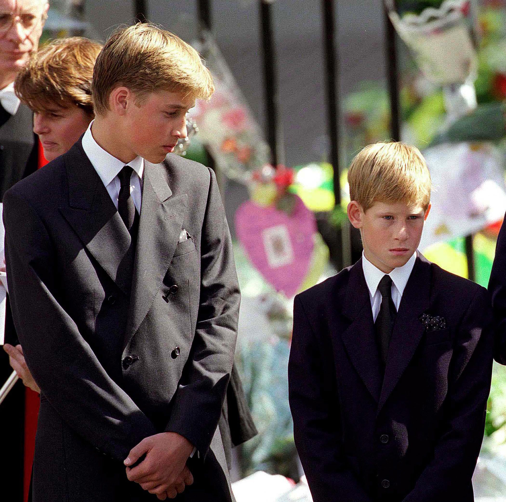 Le prince William et le prince Harry devant l'abbaye de Westminster lors des funérailles de leur mère, la princesse Diana, le 6 septembre 1997 à Londres, en Angleterre. | Source : Getty Images
