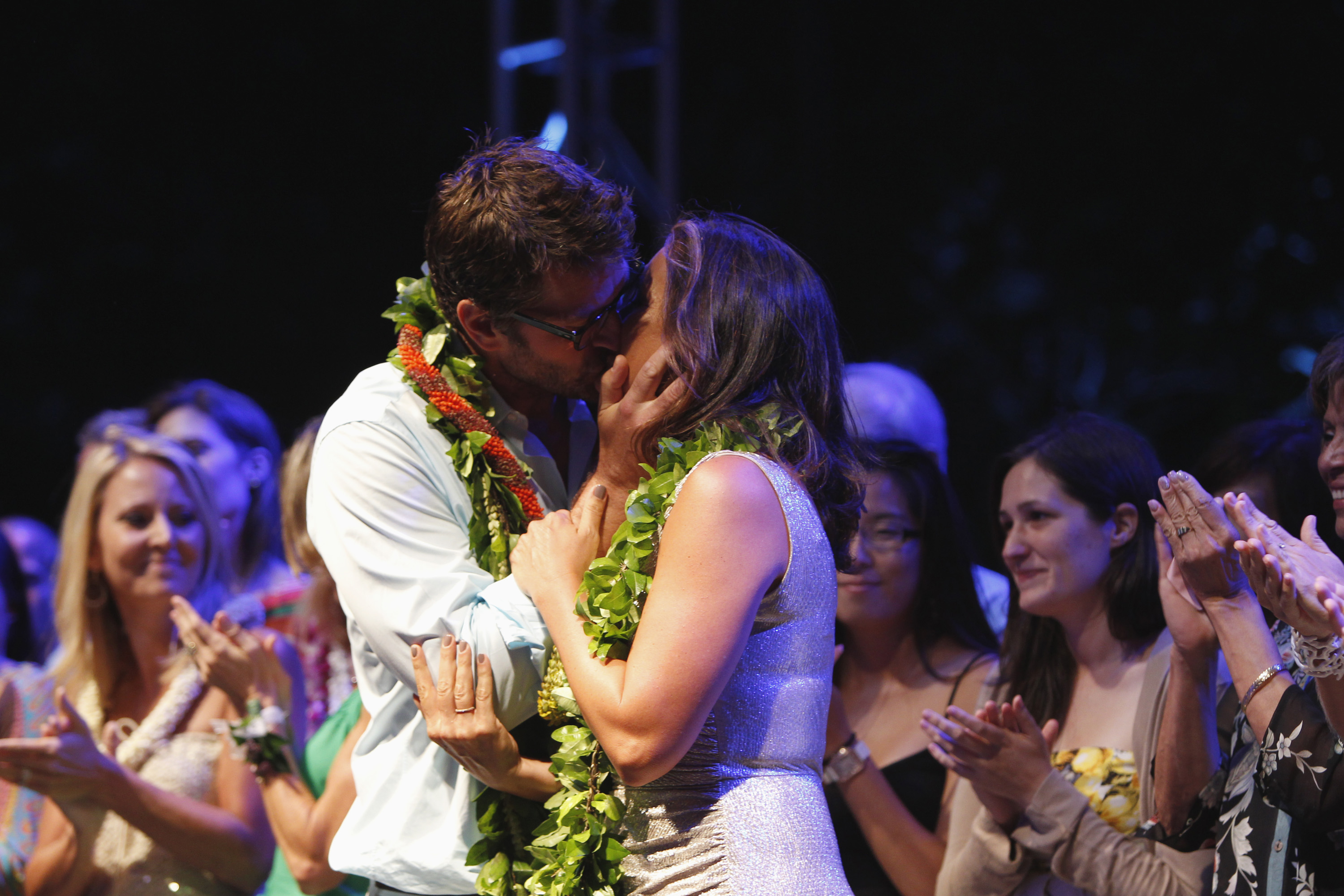 Peter Hermann et Mariska Hargitay partageant un baiser lors du gala inaugural Joyful Mele à Honolulu, 2012 | Source : Getty Images