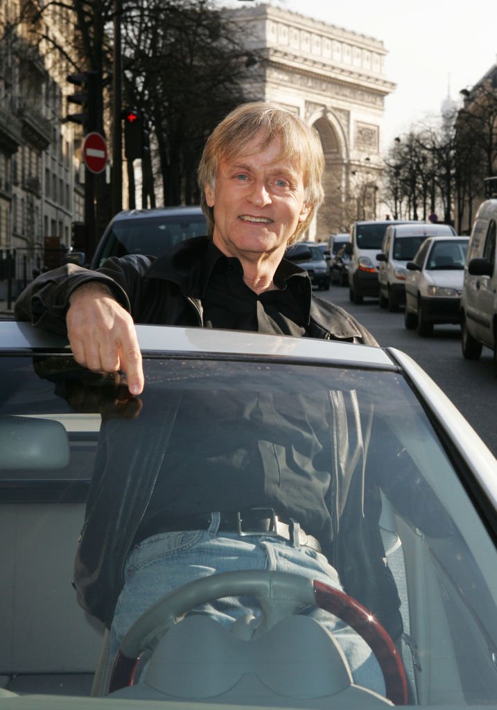 Le chanteur Dave dans les rues de Paris | Photo : Getty Images