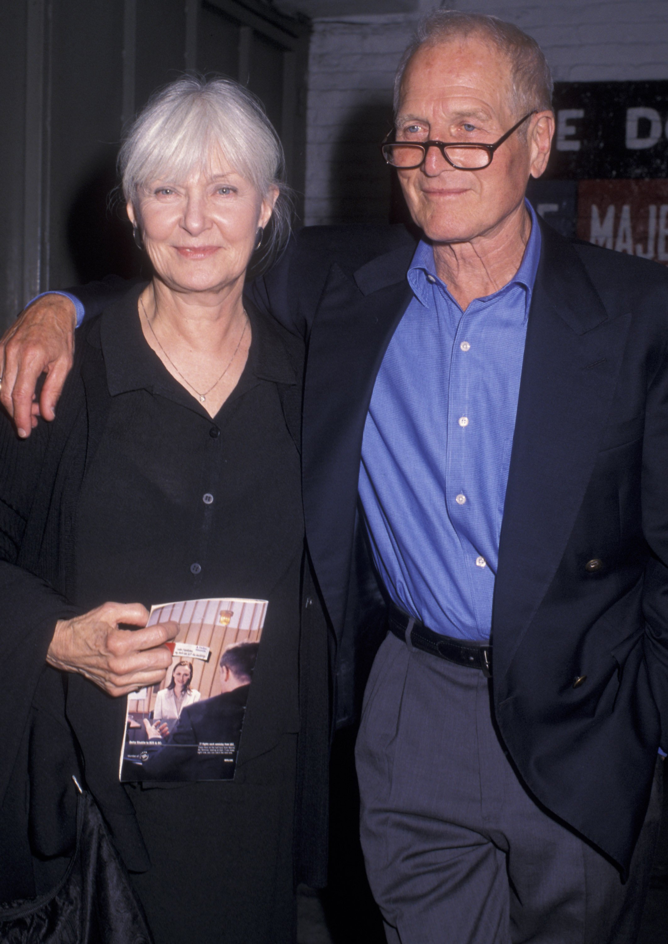 Joanne Woodward et Paul Newman assistent à la représentation de "Des cailloux plein les poches" le 4 septembre 2001 | Source : Getty Images