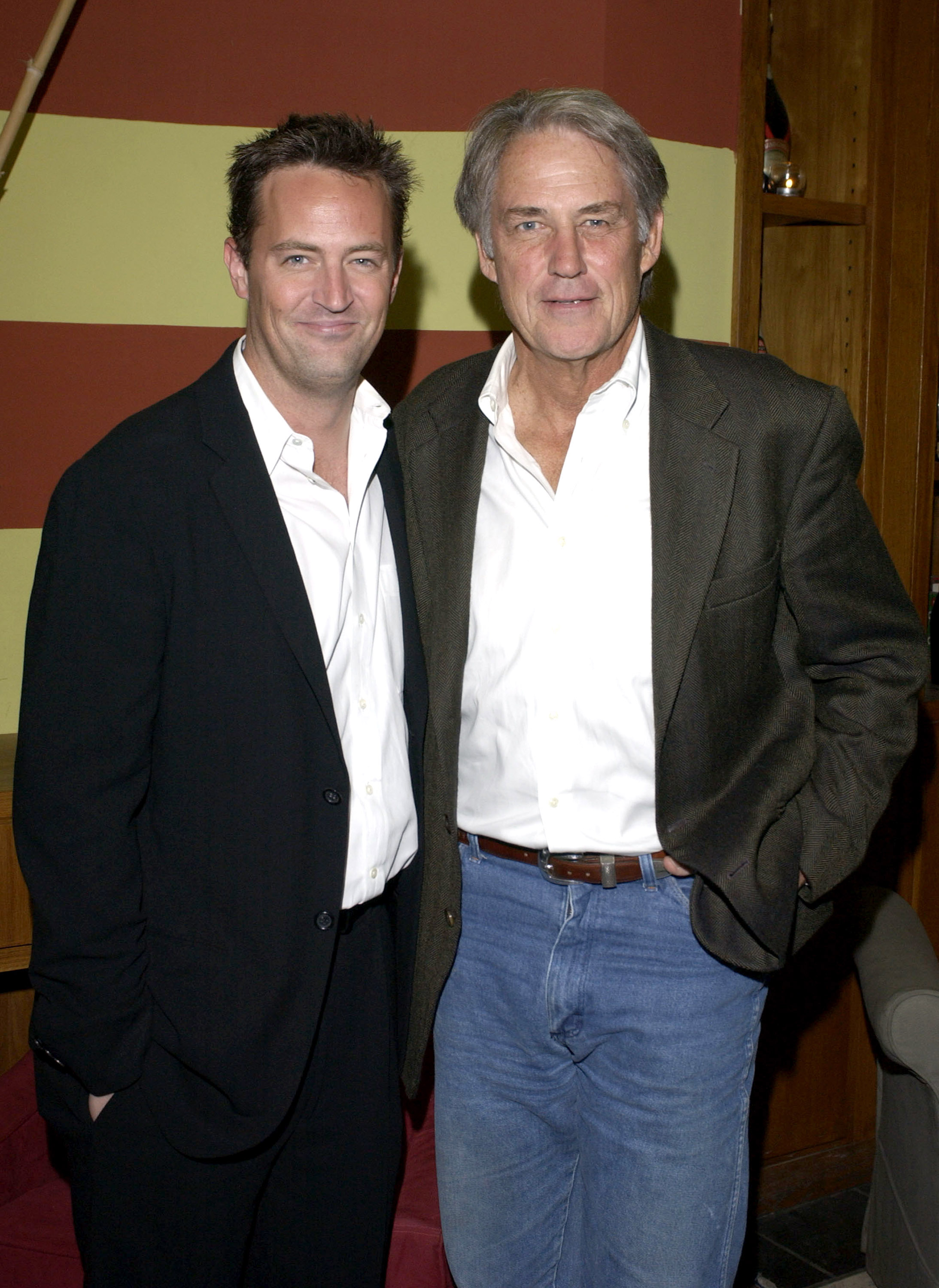 Matthew Perry et son père John Bennett Perry le 4 octobre 2003 à West Hollywood, Californie | Source : Getty Images