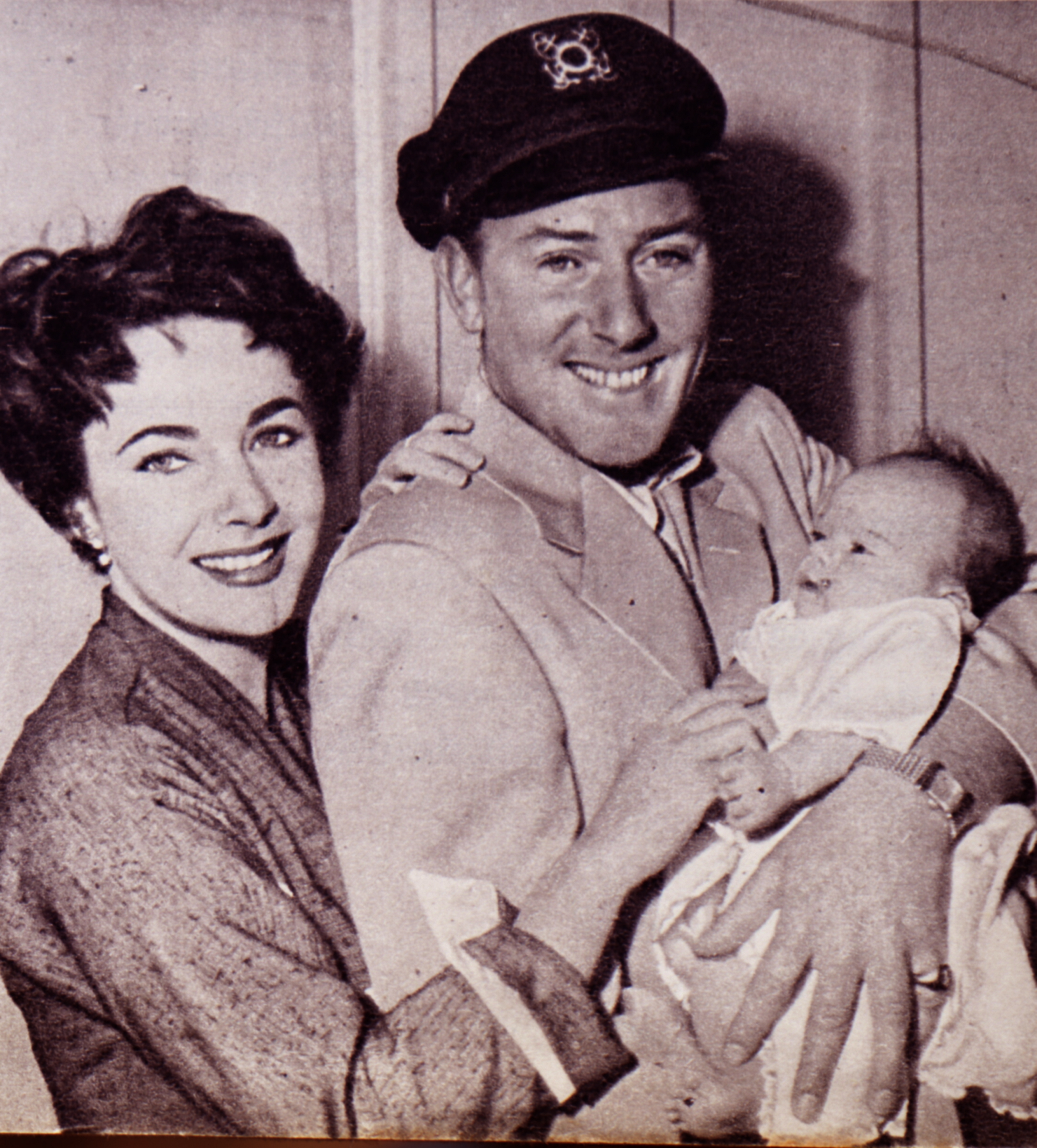 Elizabeth Taylor et son second mari, Michael Wilding, posent avec leur fils Christopher Wilding, le 1er janvier 1950. | Source : Getty Images