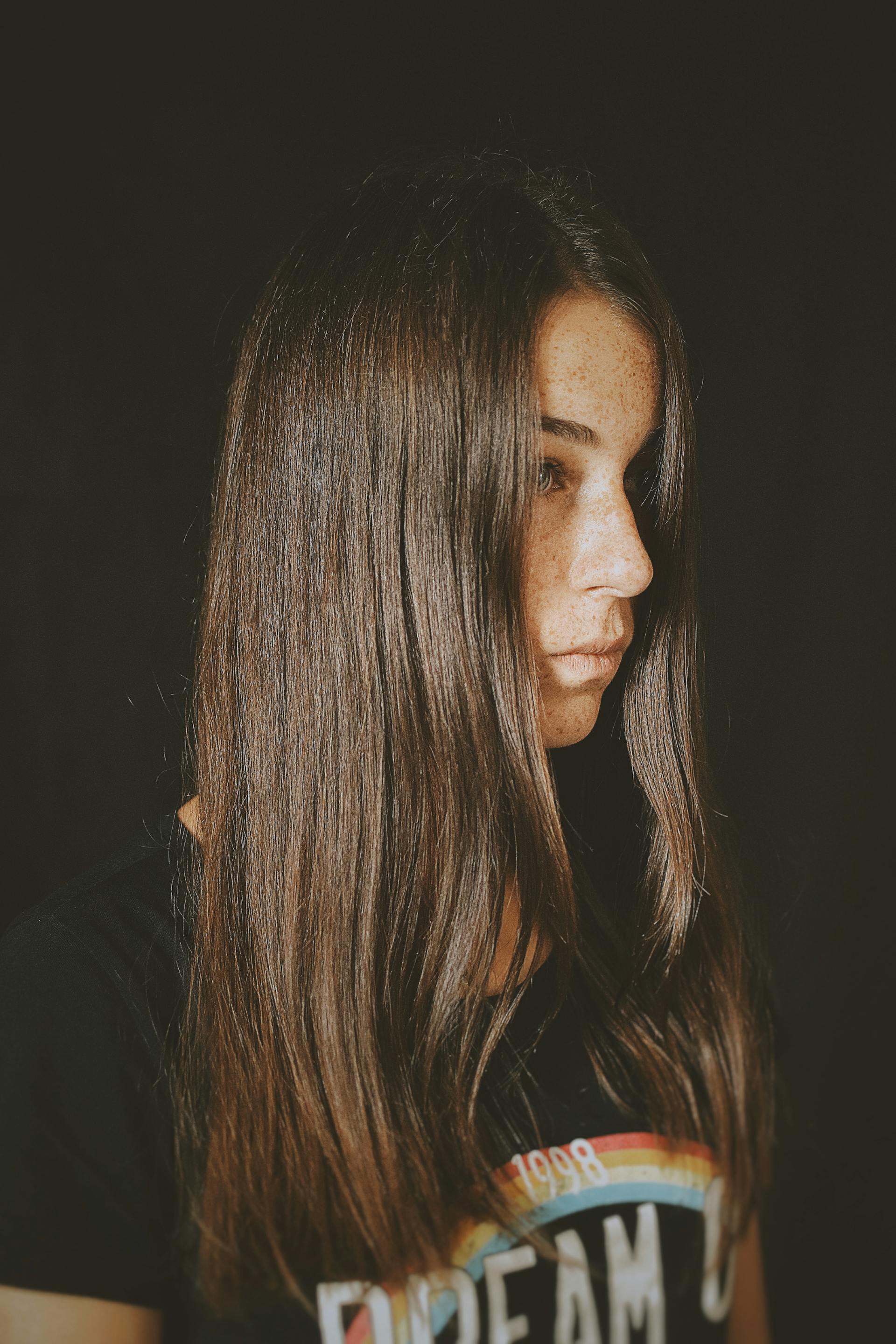 Une femme qui fixe quelqu'un | Source : Pexels