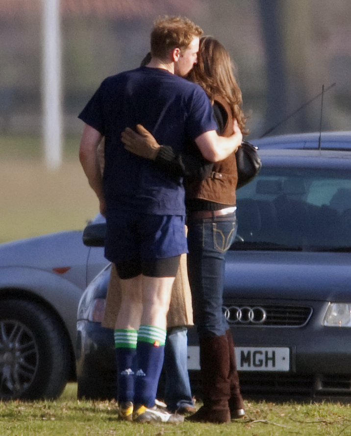 Le prince William et Kate Middleton photographiés le 18 mars 2006 à Eton, en Angleterre. | Source : Getty Images