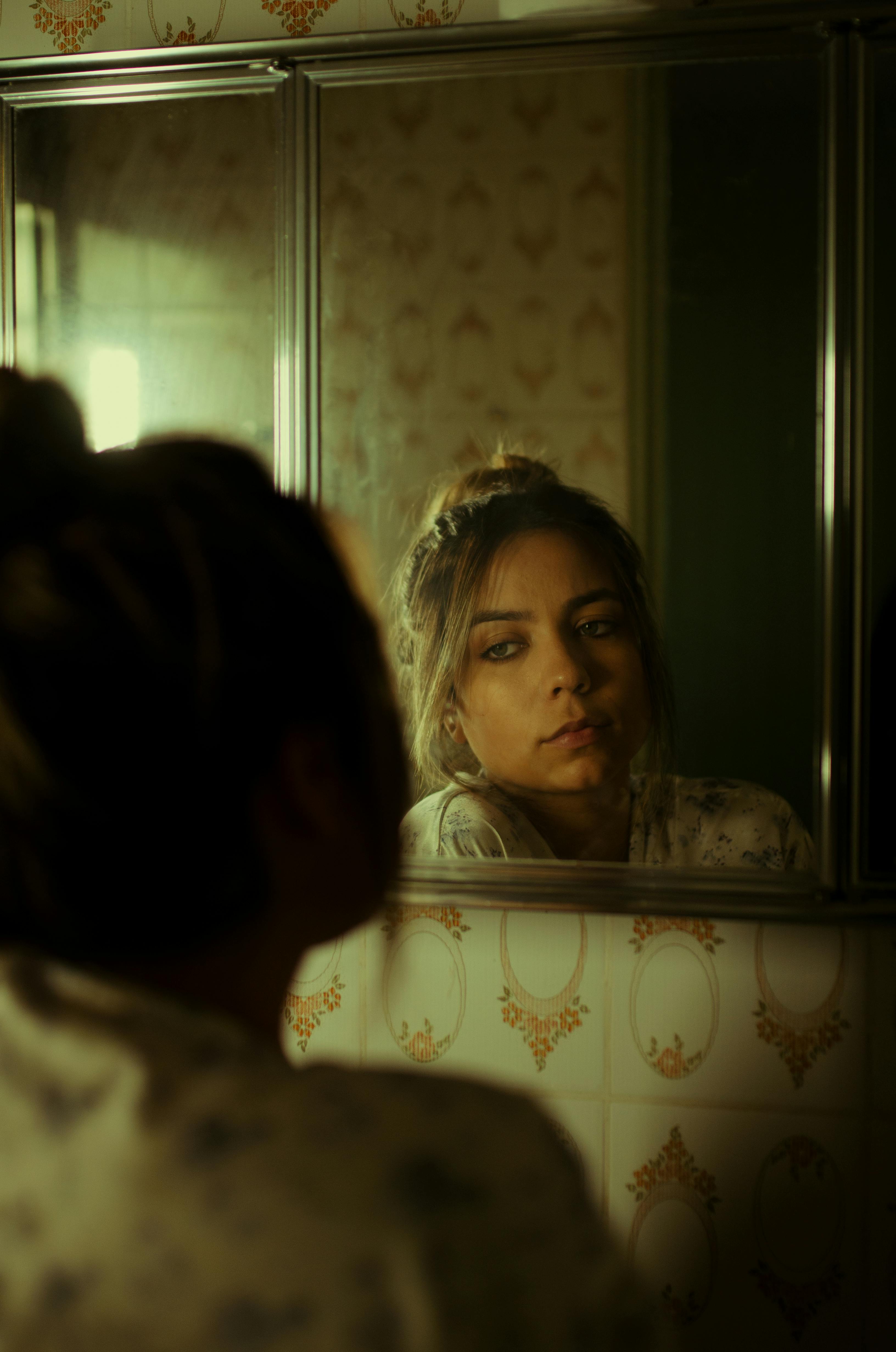 Une femme qui se regarde dans le miroir | Source : Pexels